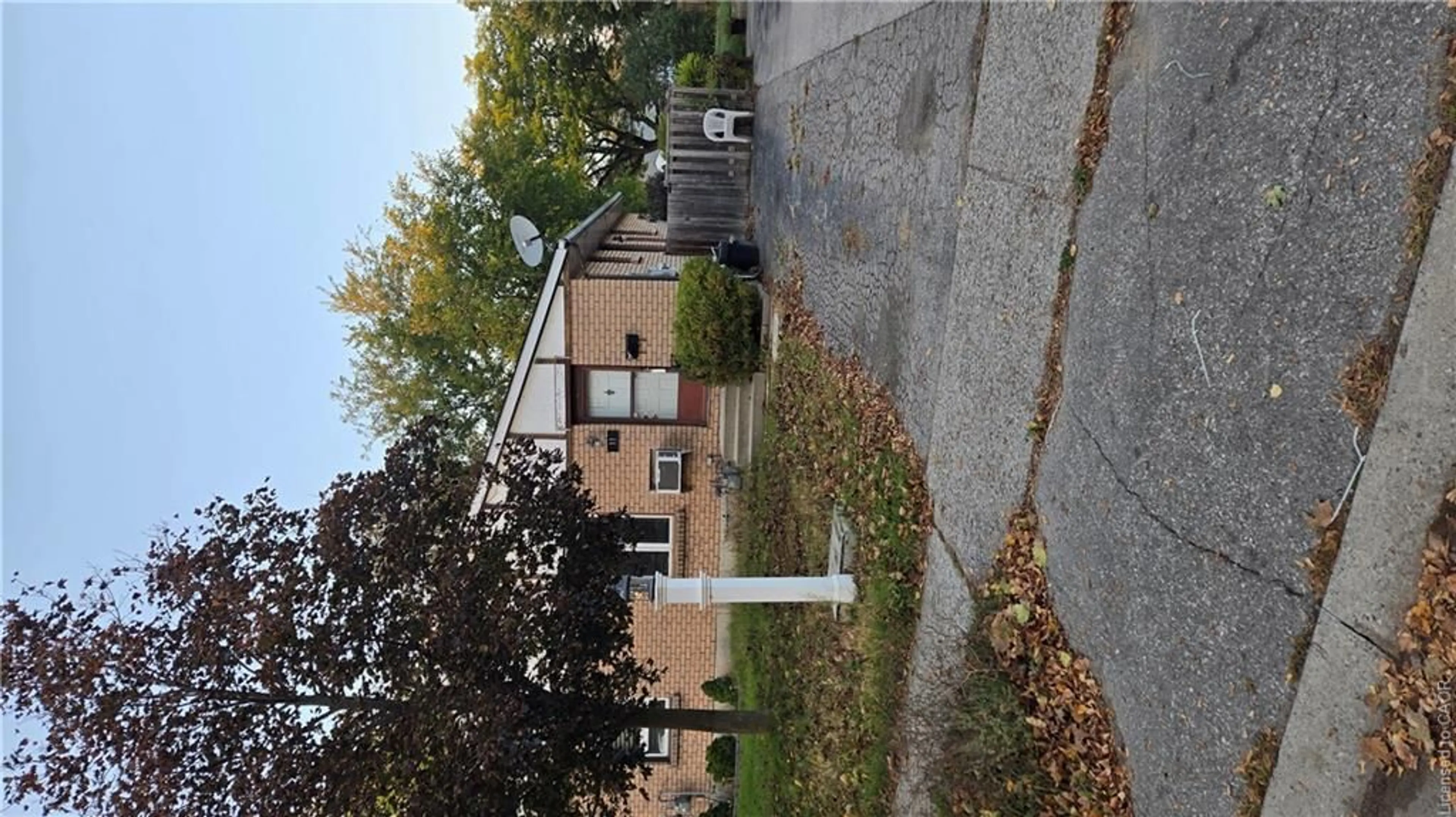 A pic from outside/outdoor area/front of a property/back of a property/a pic from drone, street for 11 Debby Cres, Brantford Ontario N3R 7A4