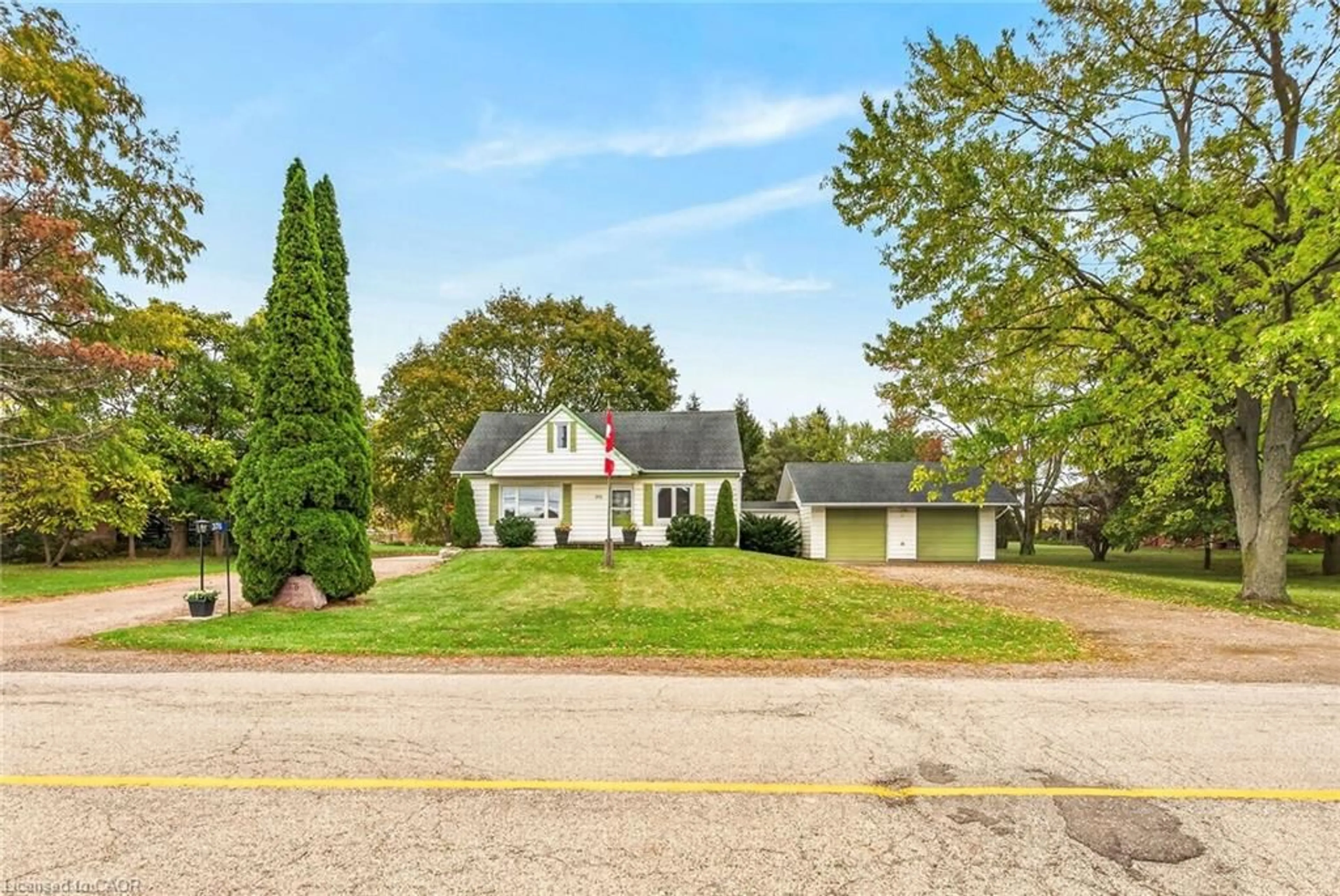 A pic from outside/outdoor area/front of a property/back of a property/a pic from drone, street for 376 Rock Chapel Rd, Dundas Ontario L9H 5E2