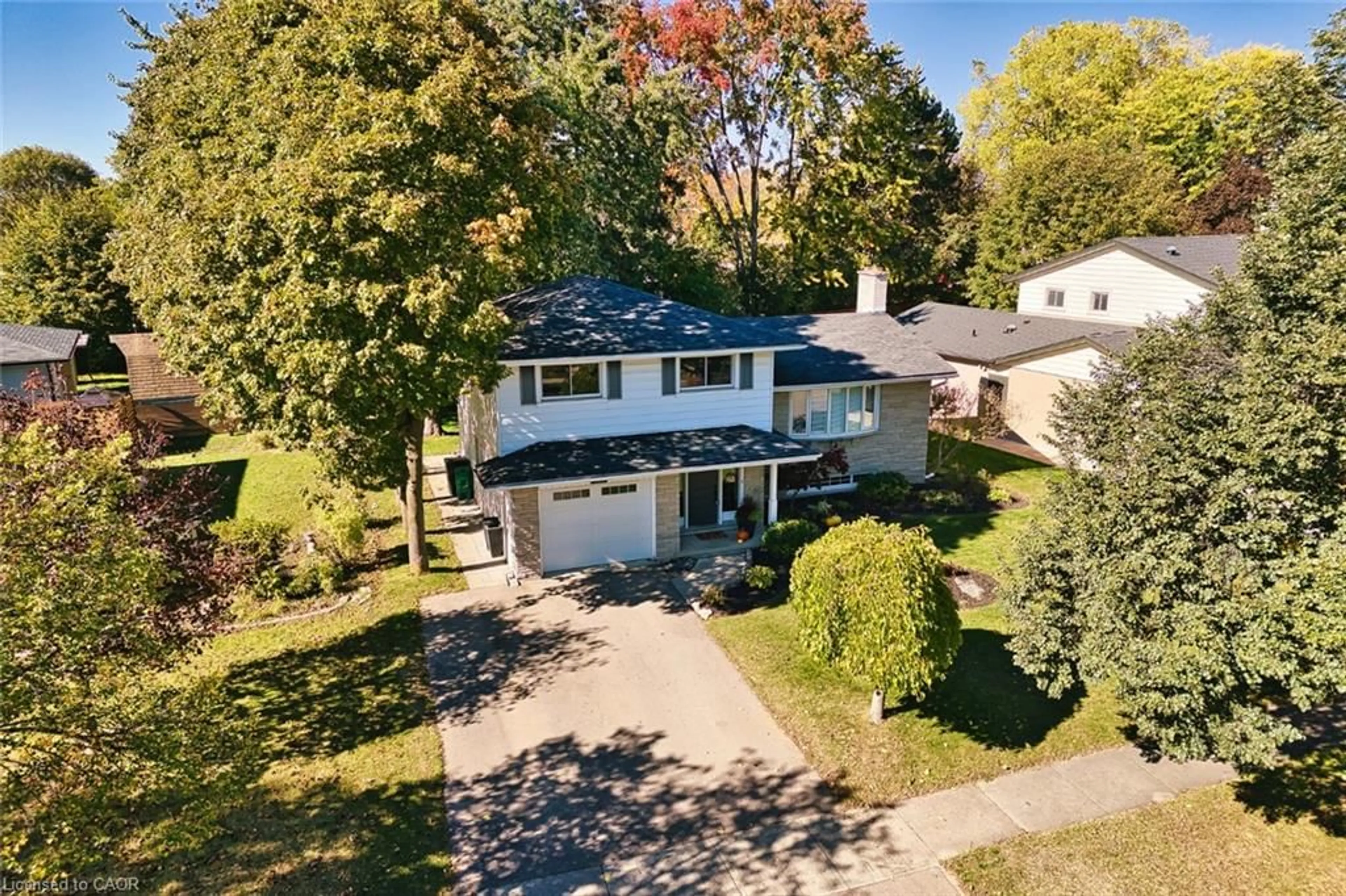 A pic from outside/outdoor area/front of a property/back of a property/a pic from drone, street for 127 Midland Dr, Kitchener Ontario N2A 2A9