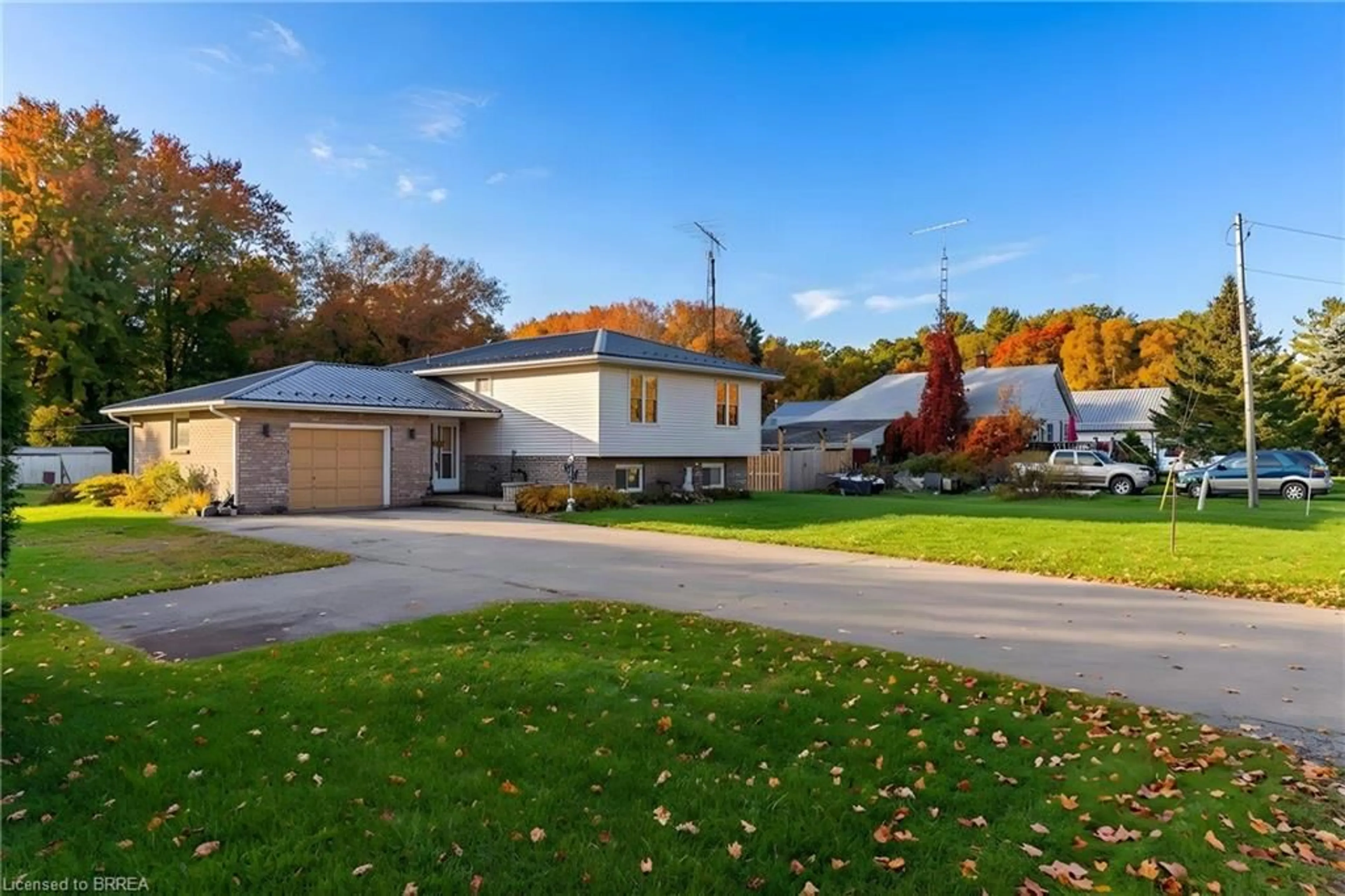 A pic from outside/outdoor area/front of a property/back of a property/a pic from drone, street for 914 Windham Road 11, Delhi Ontario N4B 2W5