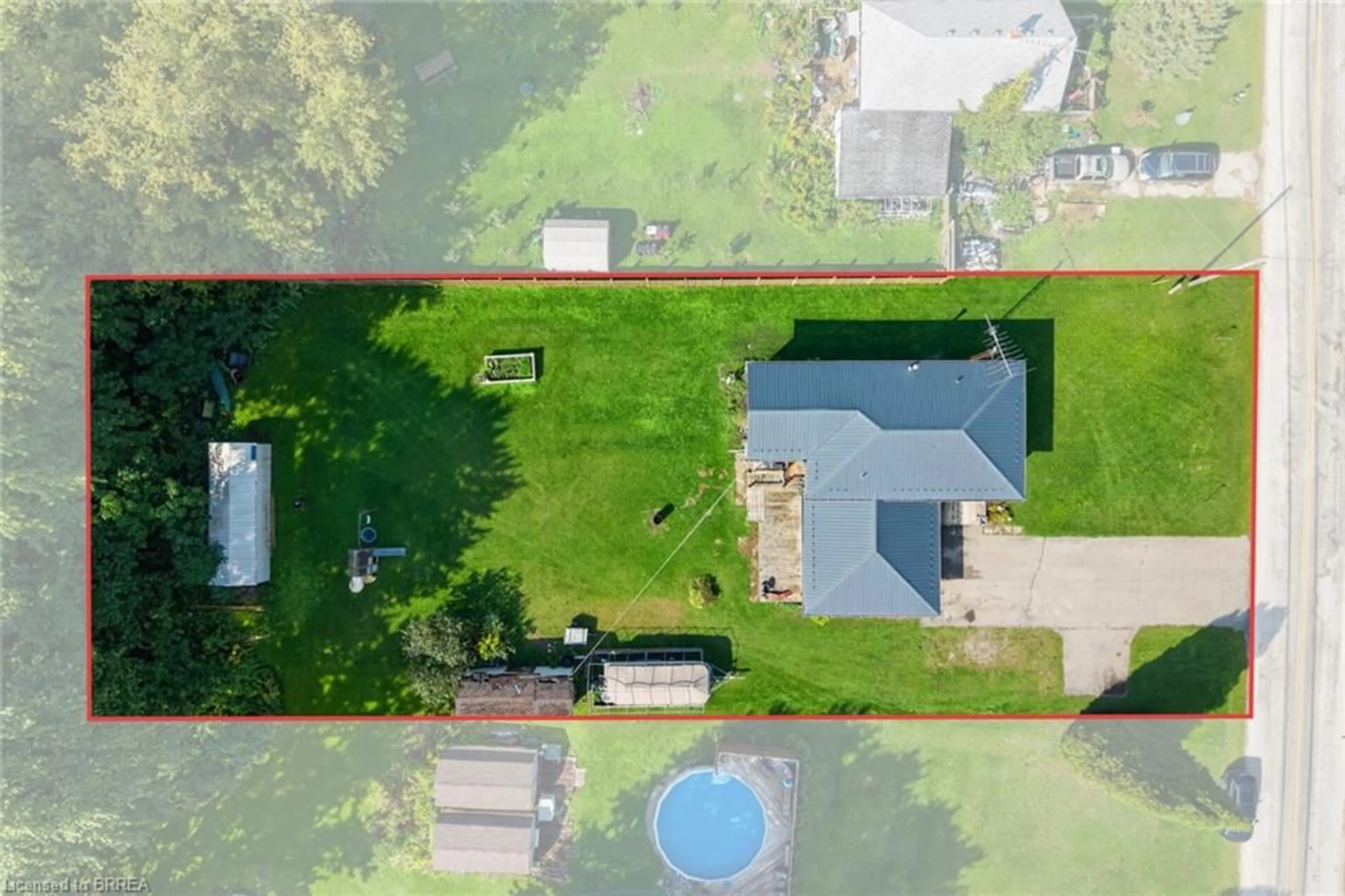 A pic from outside/outdoor area/front of a property/back of a property/a pic from drone, unknown for 914 Windham Road 11, Delhi Ontario N4B 2W5