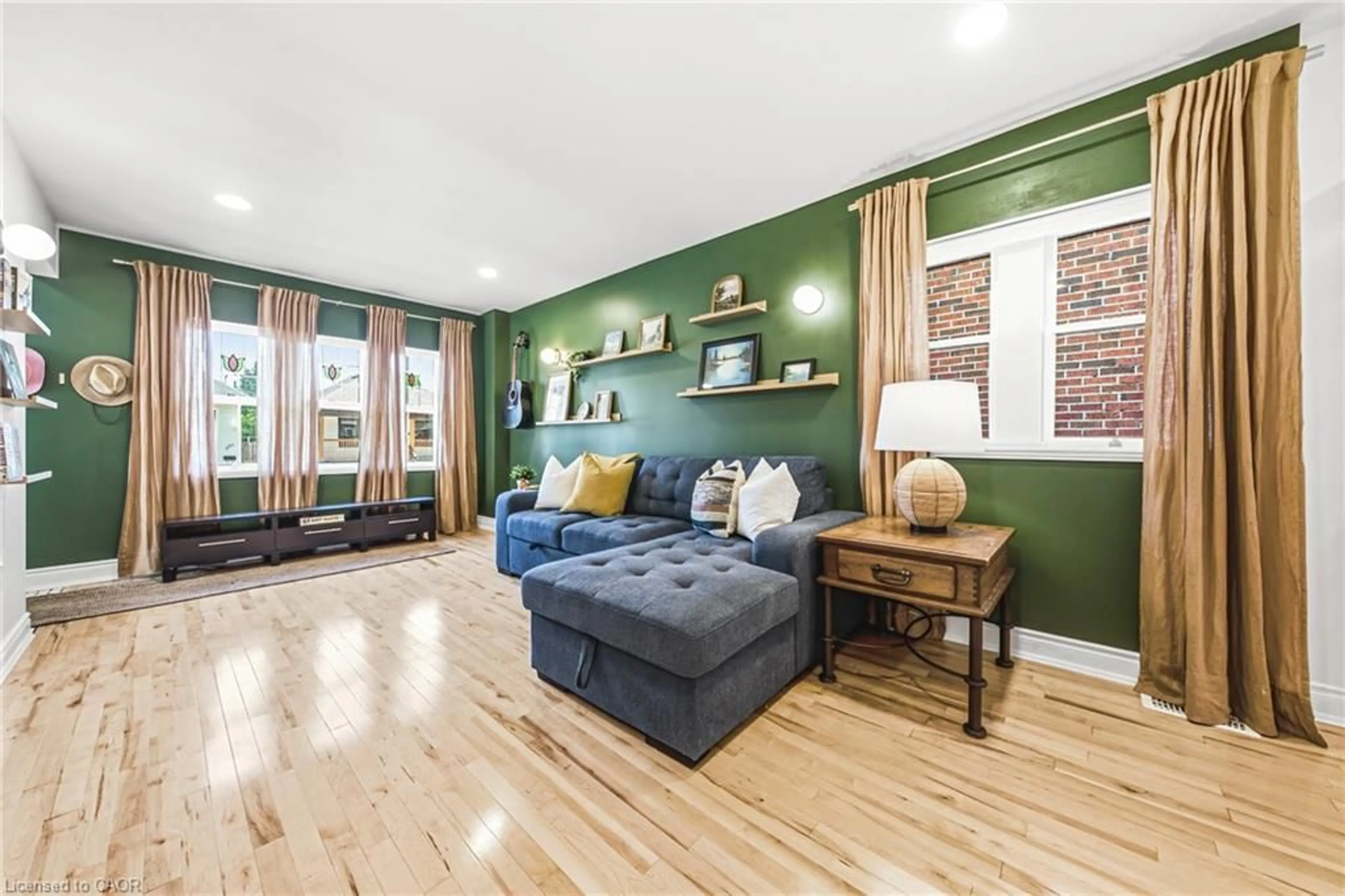 Living room with furniture, wood/laminate floor for 255 Weir St, Hamilton Ontario L8H 5G2