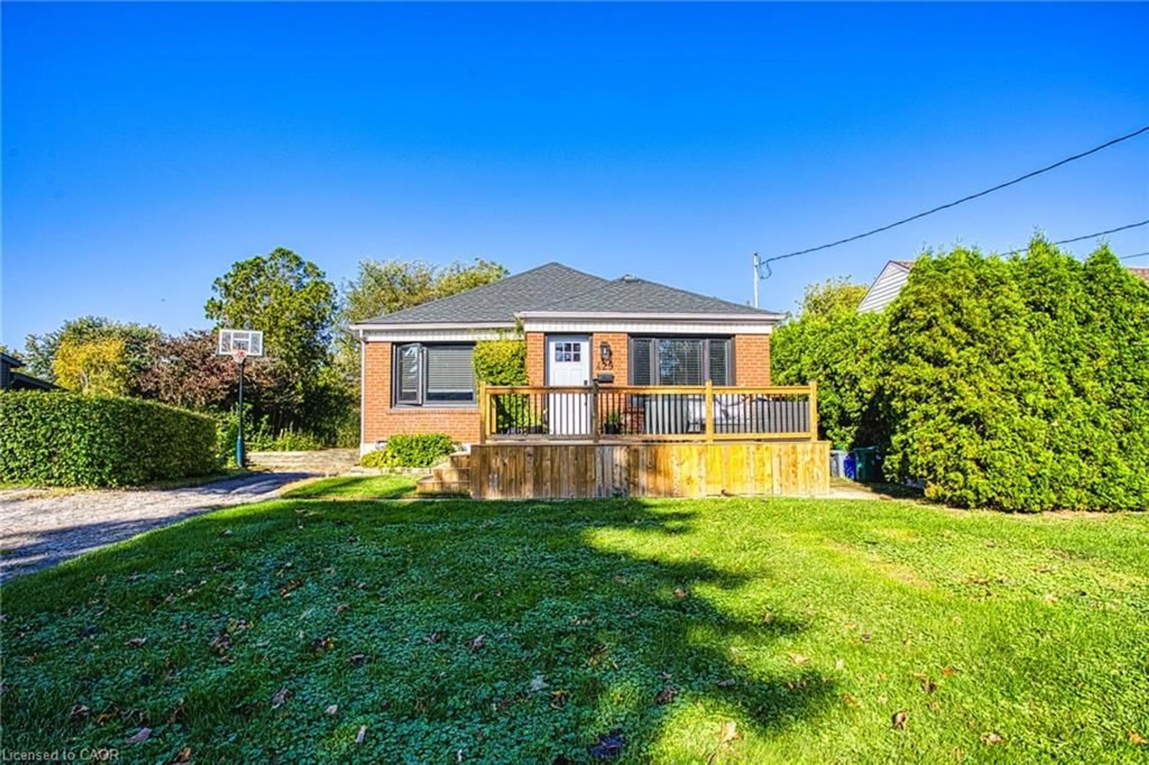 A pic from outside/outdoor area/front of a property/back of a property/a pic from drone, street for 429 Elizabeth St, Grimsby Ontario L3M 3K9