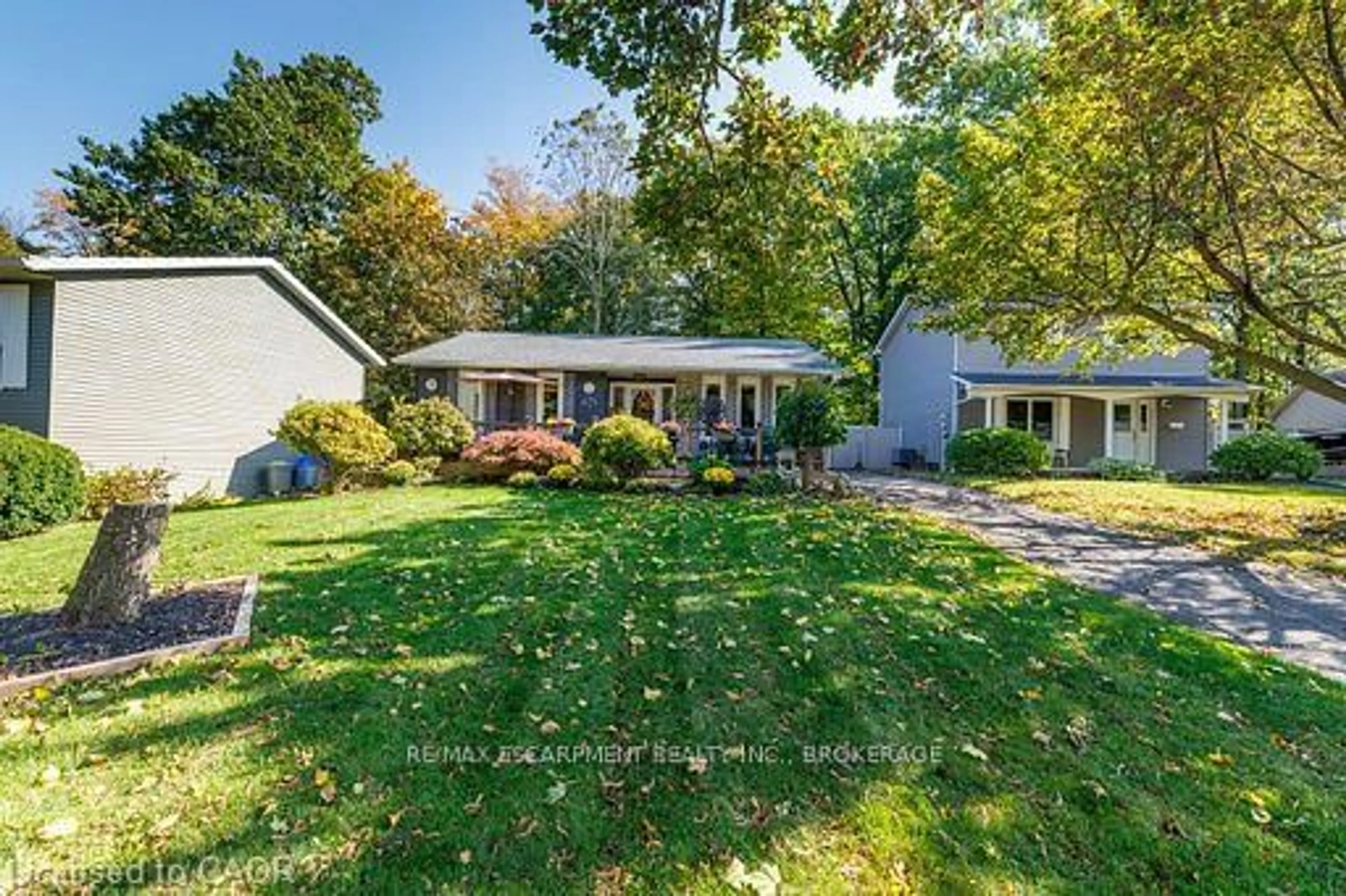 A pic from outside/outdoor area/front of a property/back of a property/a pic from drone, street for 24 Inglewood Crt, Grimsby Ontario L3M 4S2