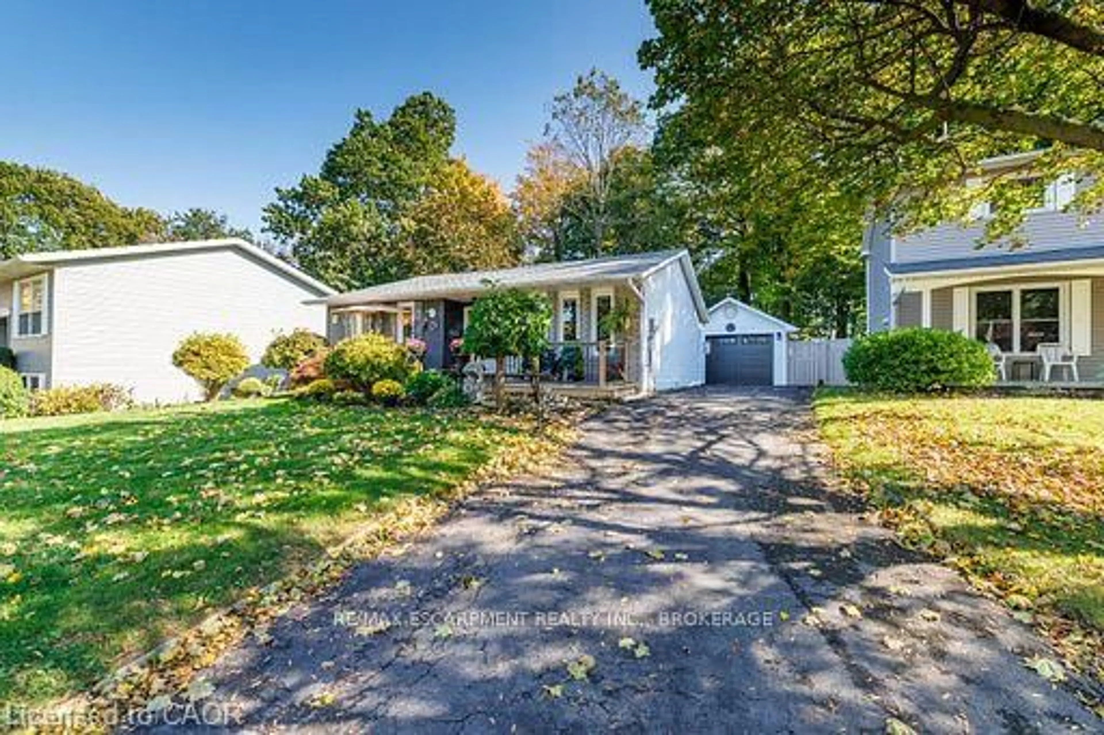 Home with vinyl exterior material, street for 24 Inglewood Crt, Grimsby Ontario L3M 4S2