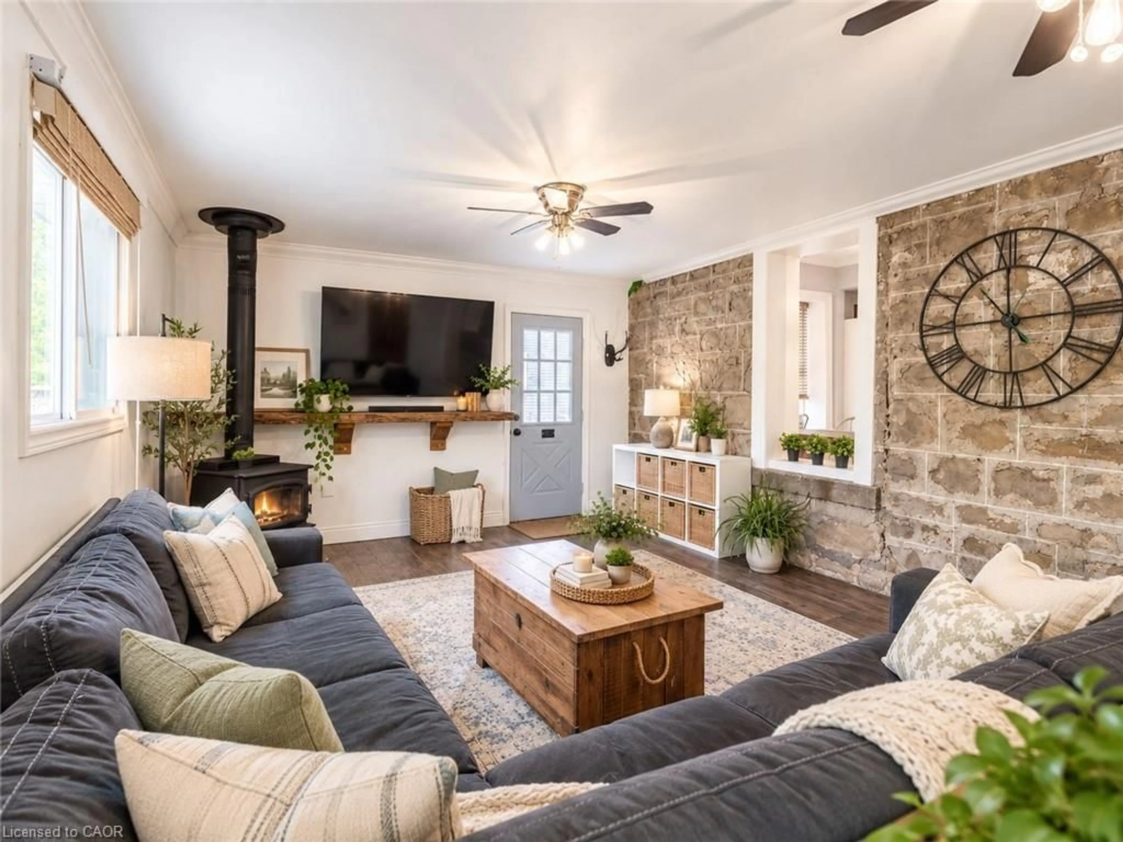 Living room with furniture, unknown for 1539 Brock Rd, Flamborough Ontario L9H 5E4