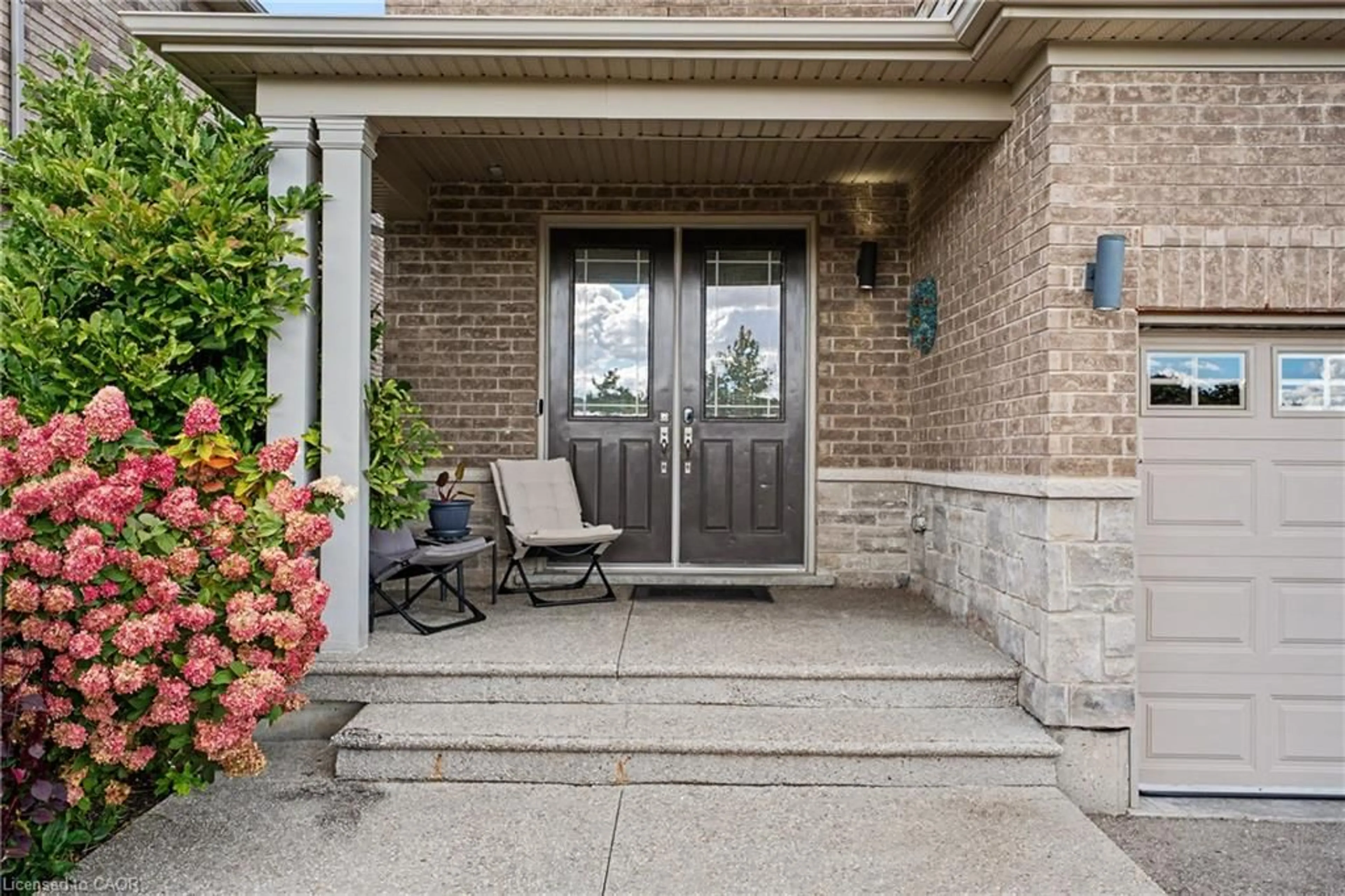Indoor entryway for 178 Bookjans Dr, Ancaster Ontario L9G 0E5