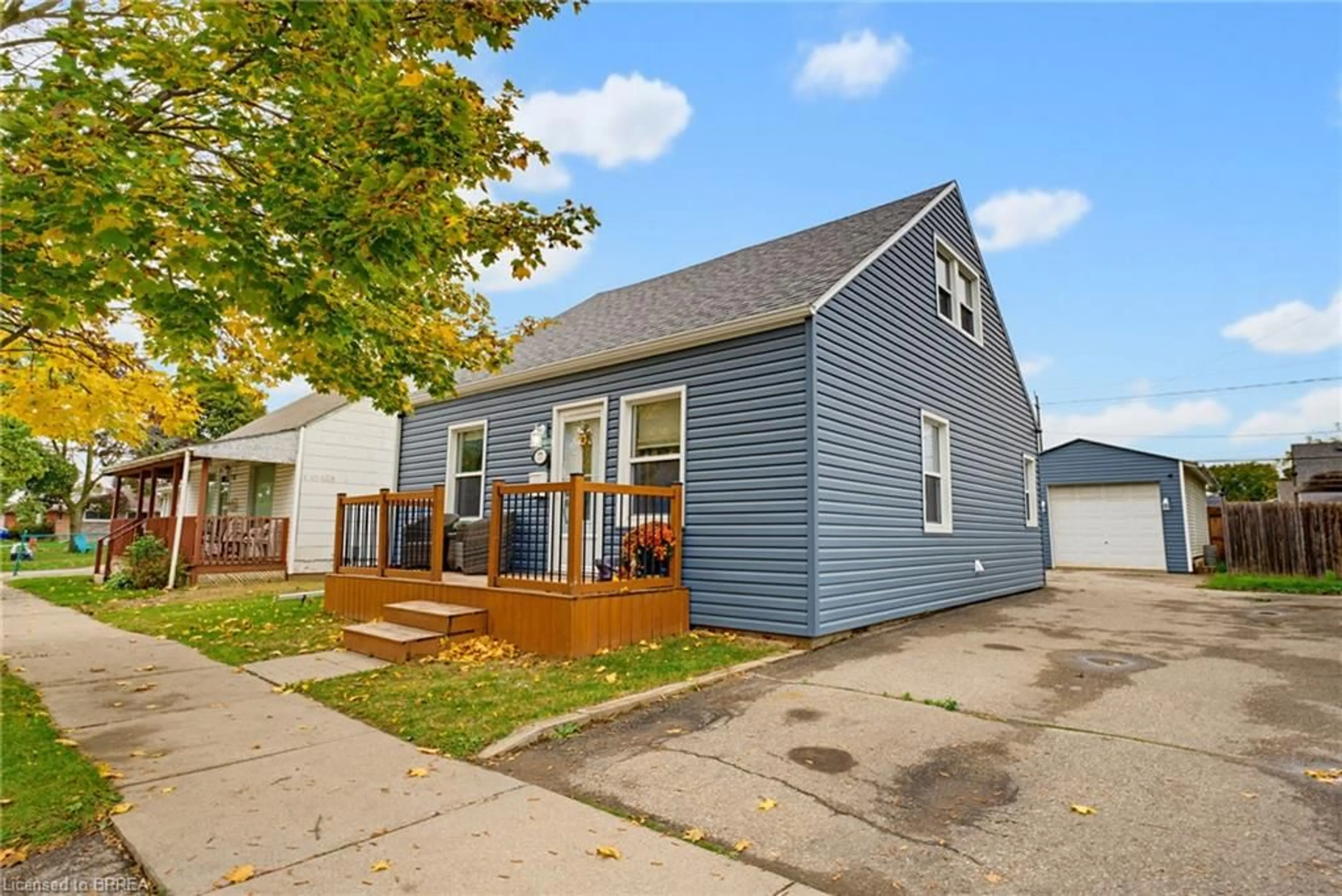 Home with vinyl exterior material, street for 77 Eighth Ave, Brantford Ontario N3S 1C4