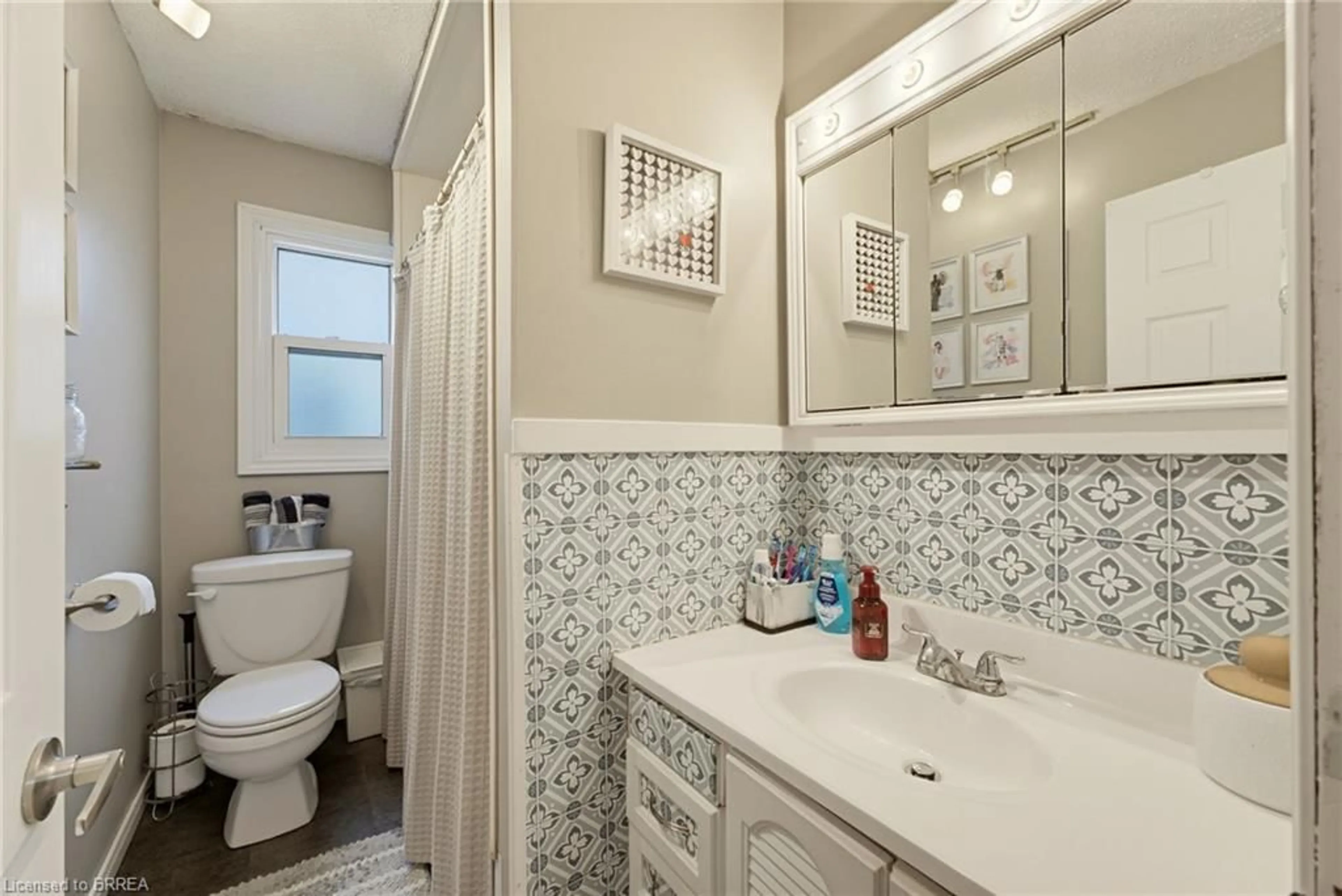 Standard bathroom, ceramic/tile floor for 77 Eighth Ave, Brantford Ontario N3S 1C4