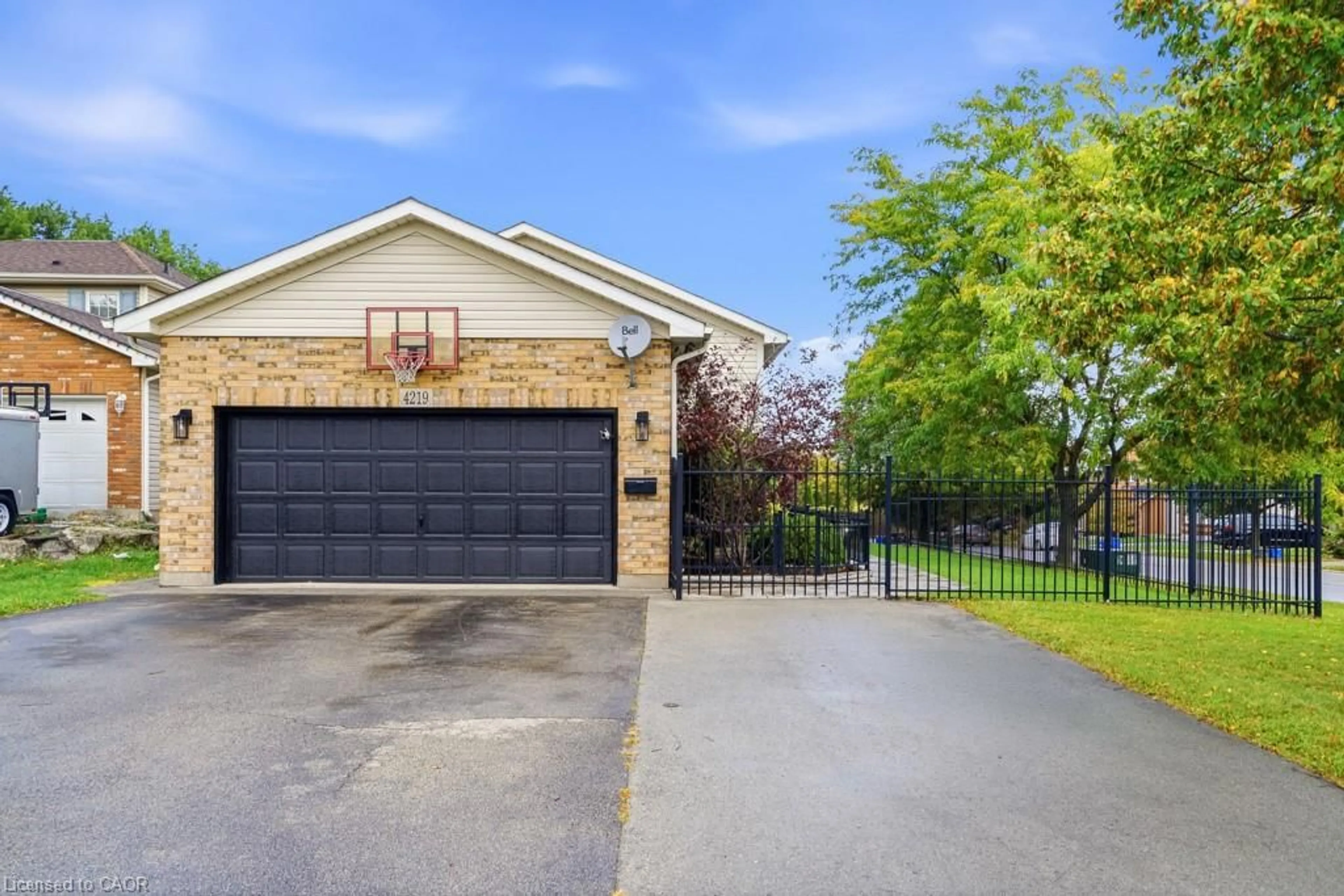 Indoor garage for 4219 Taylor Crt, Beamsville Ontario L3J 0J9