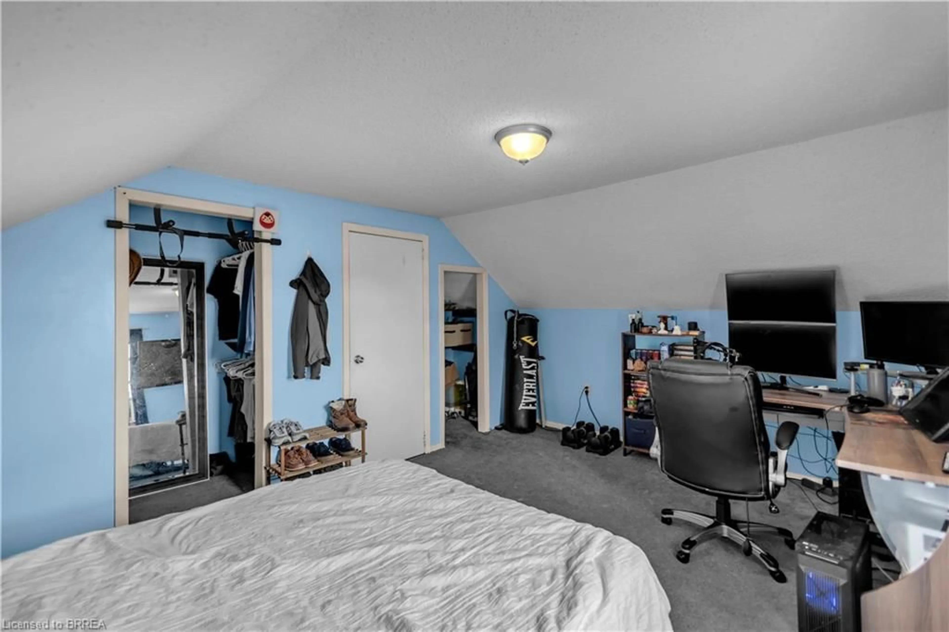 A pic of a room for 35 James Ave, Brantford Ontario N3S 6Y2