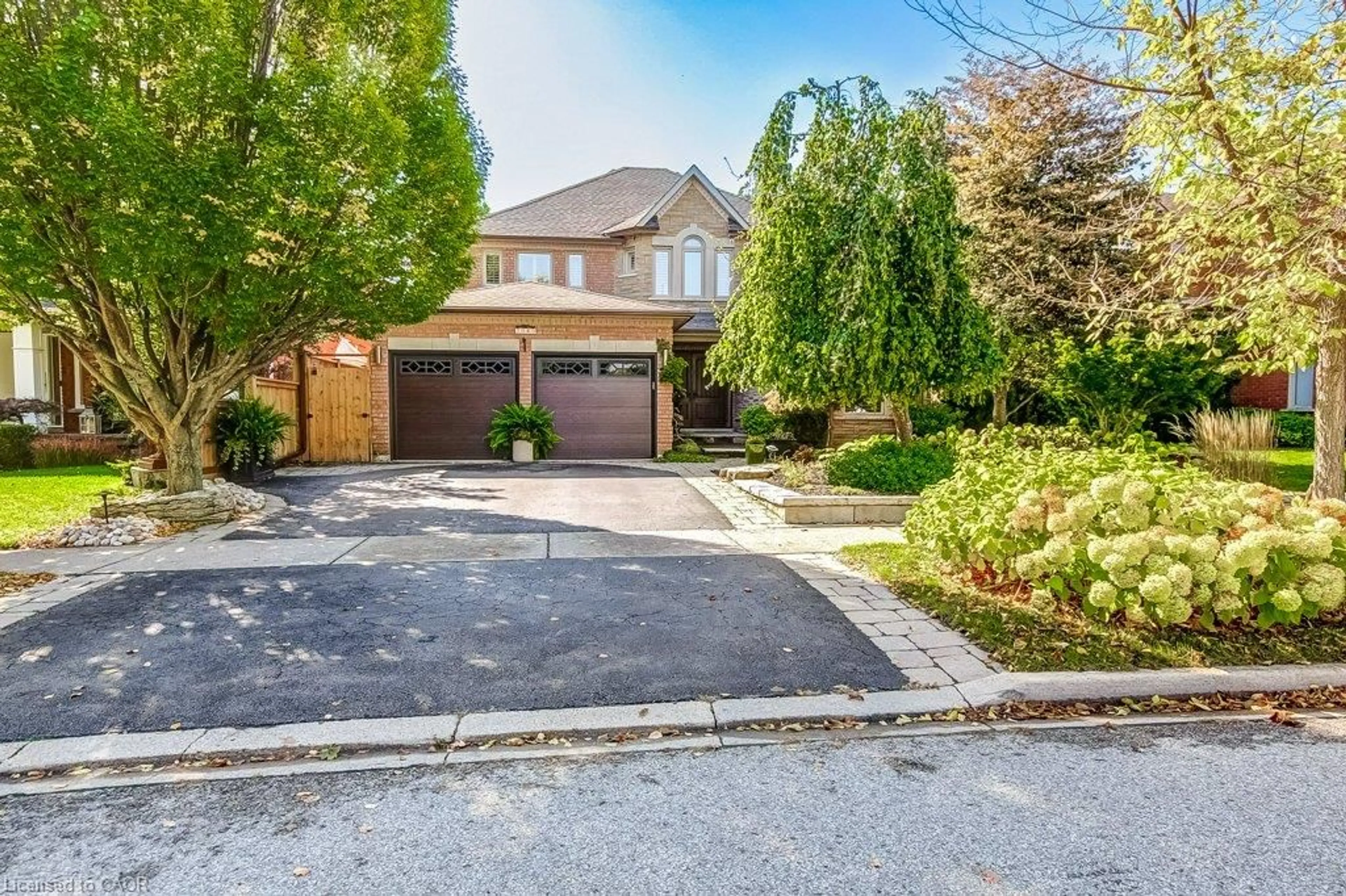 A pic from outside/outdoor area/front of a property/back of a property/a pic from drone, street for 2080 Mckerlie Cres, Burlington Ontario L7M 4E8