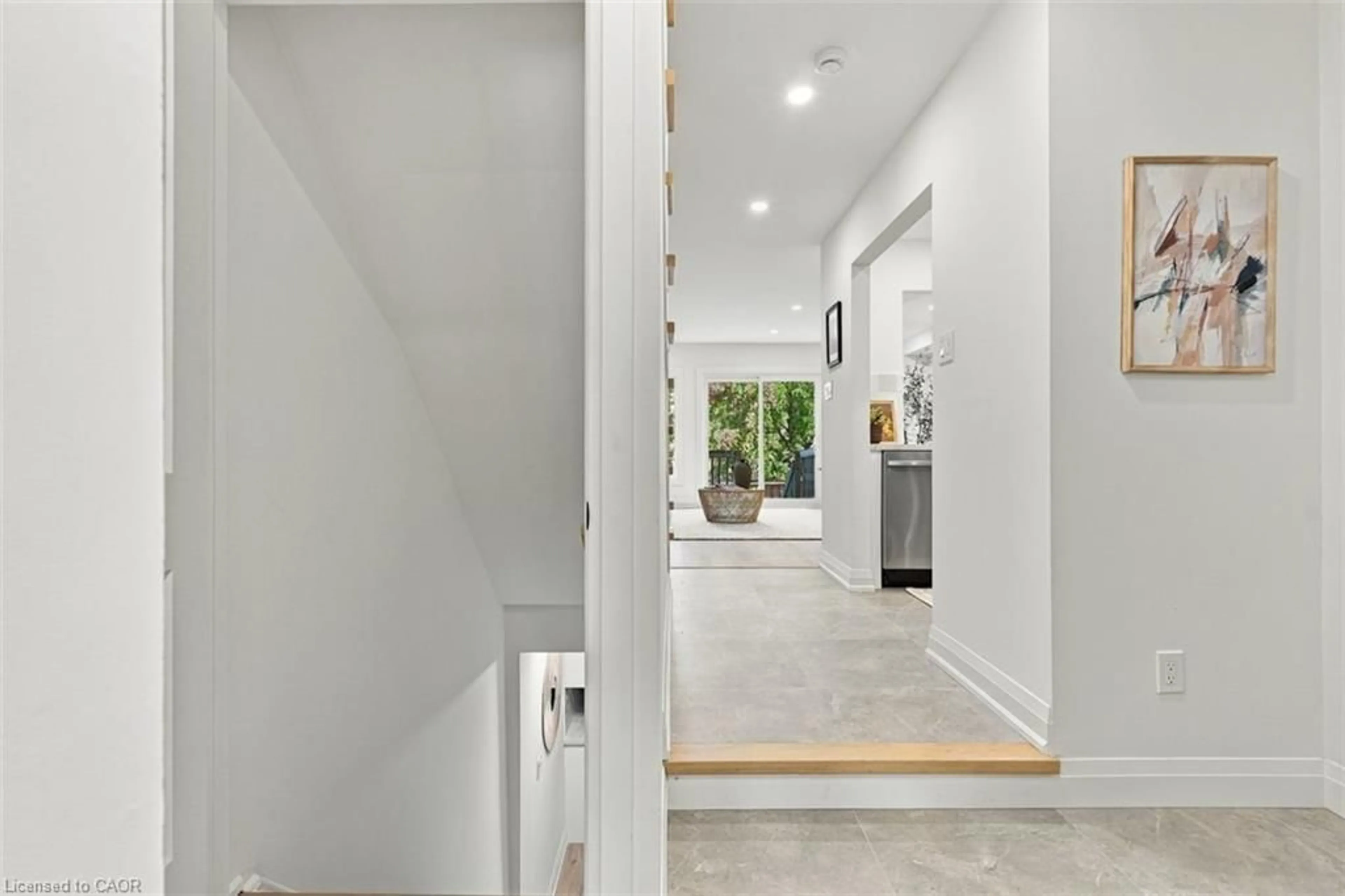 Indoor entryway for 44 Viewcrest Cir, Etobicoke Ontario M9W 7G6
