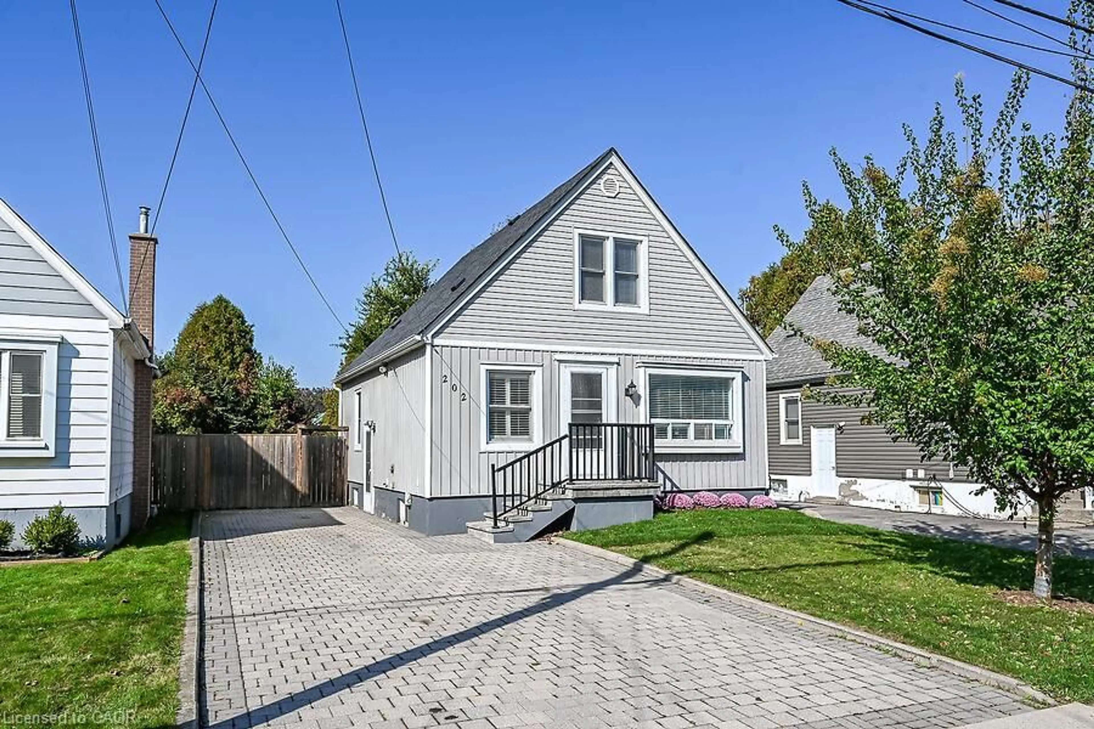 Home with vinyl exterior material, street for 202 East 26th St, Hamilton Ontario L8V 3C8
