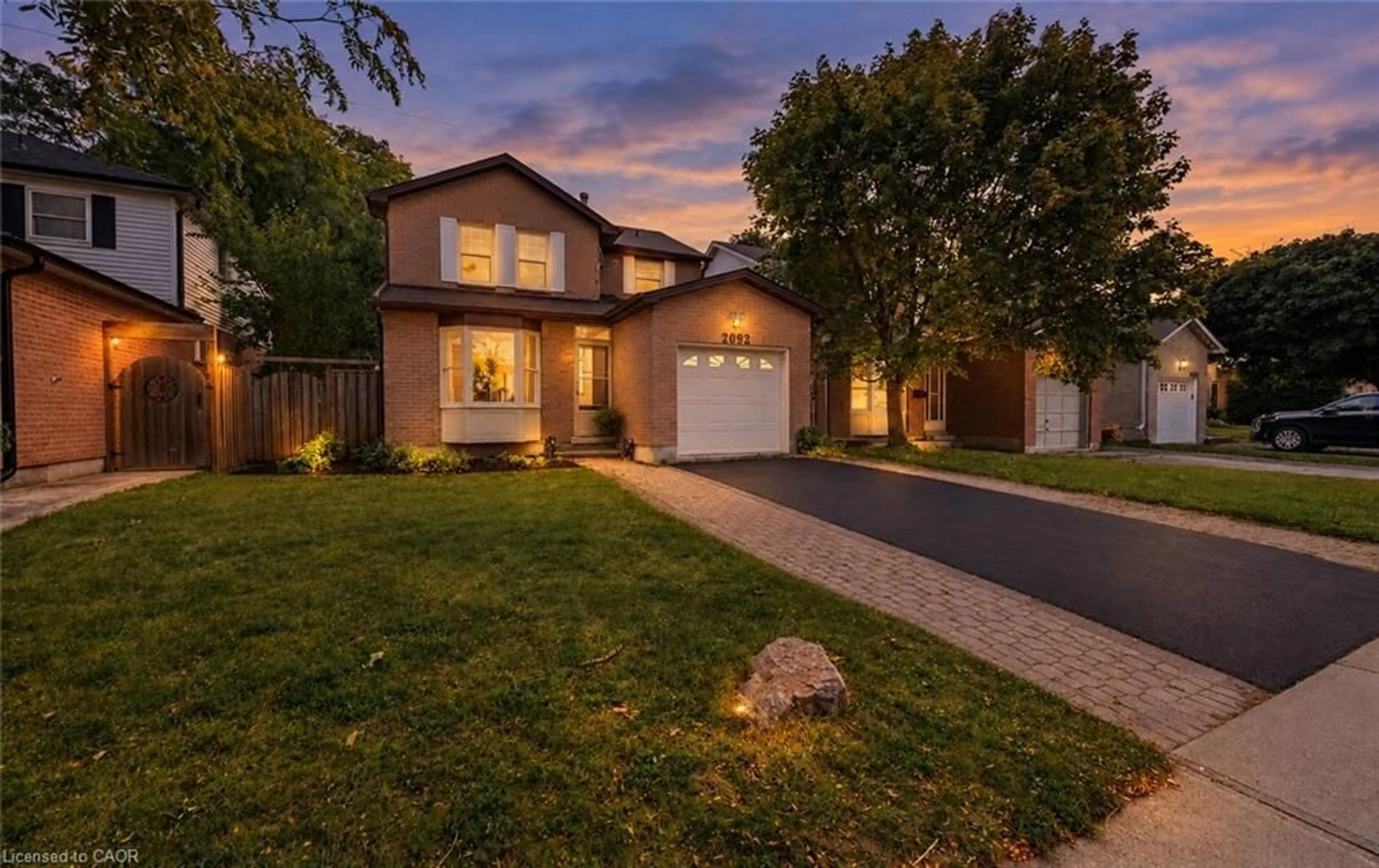 Home with brick exterior material, street for 2092 Hunt Cres, Burlington Ontario L7M 2N9