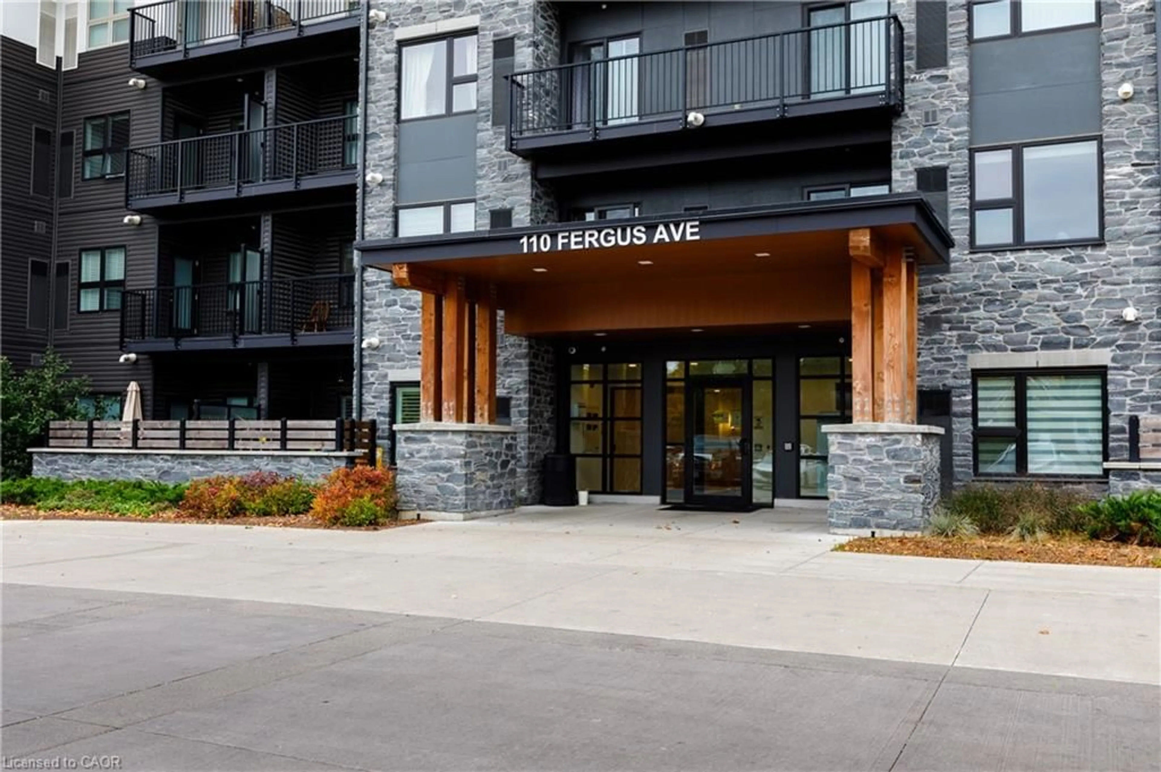 Indoor foyer for 110 Fergus Ave #228, Kitchener Ontario N2A 0K9