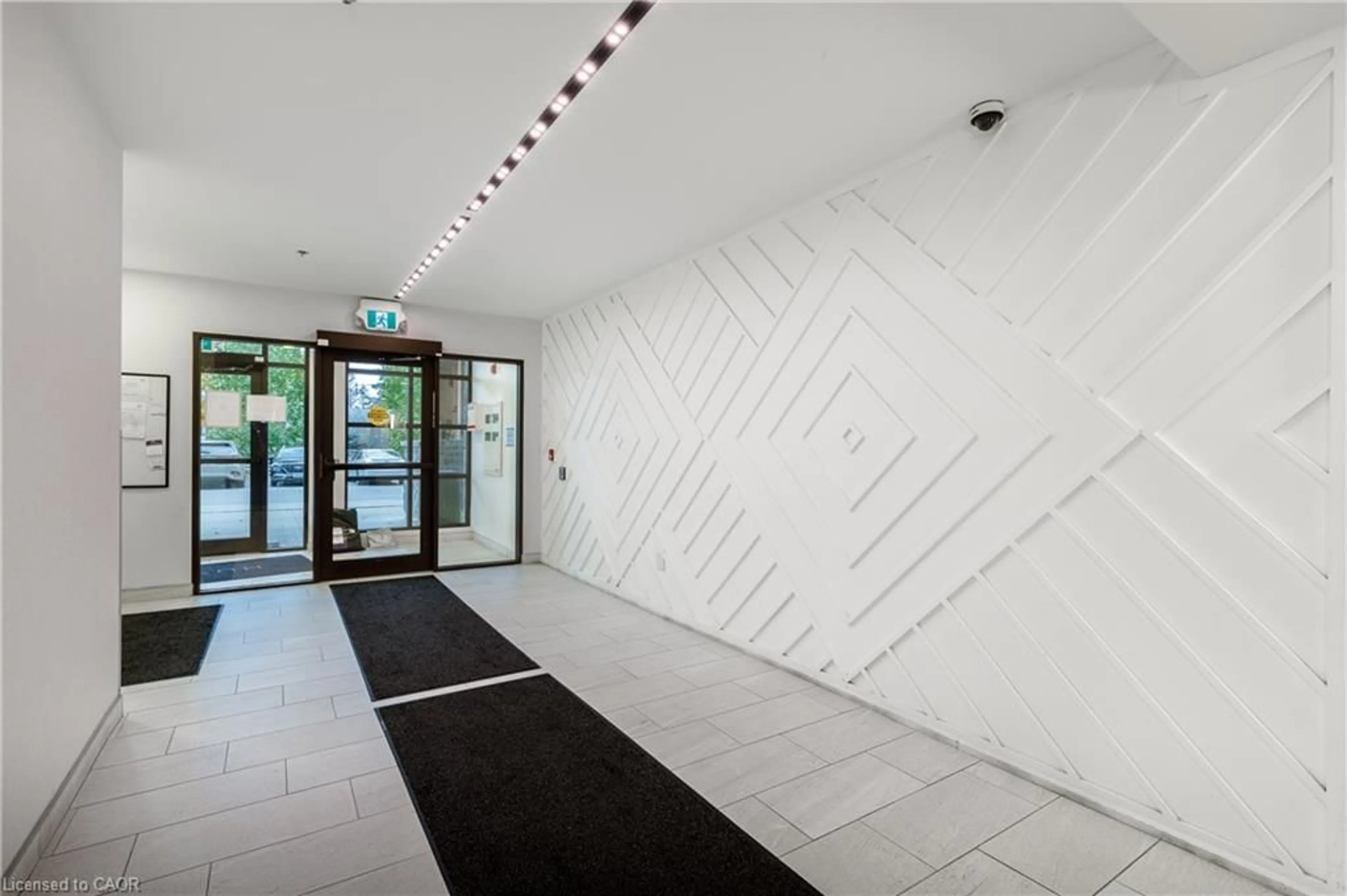 Indoor foyer for 110 Fergus Ave #228, Kitchener Ontario N2A 0K9