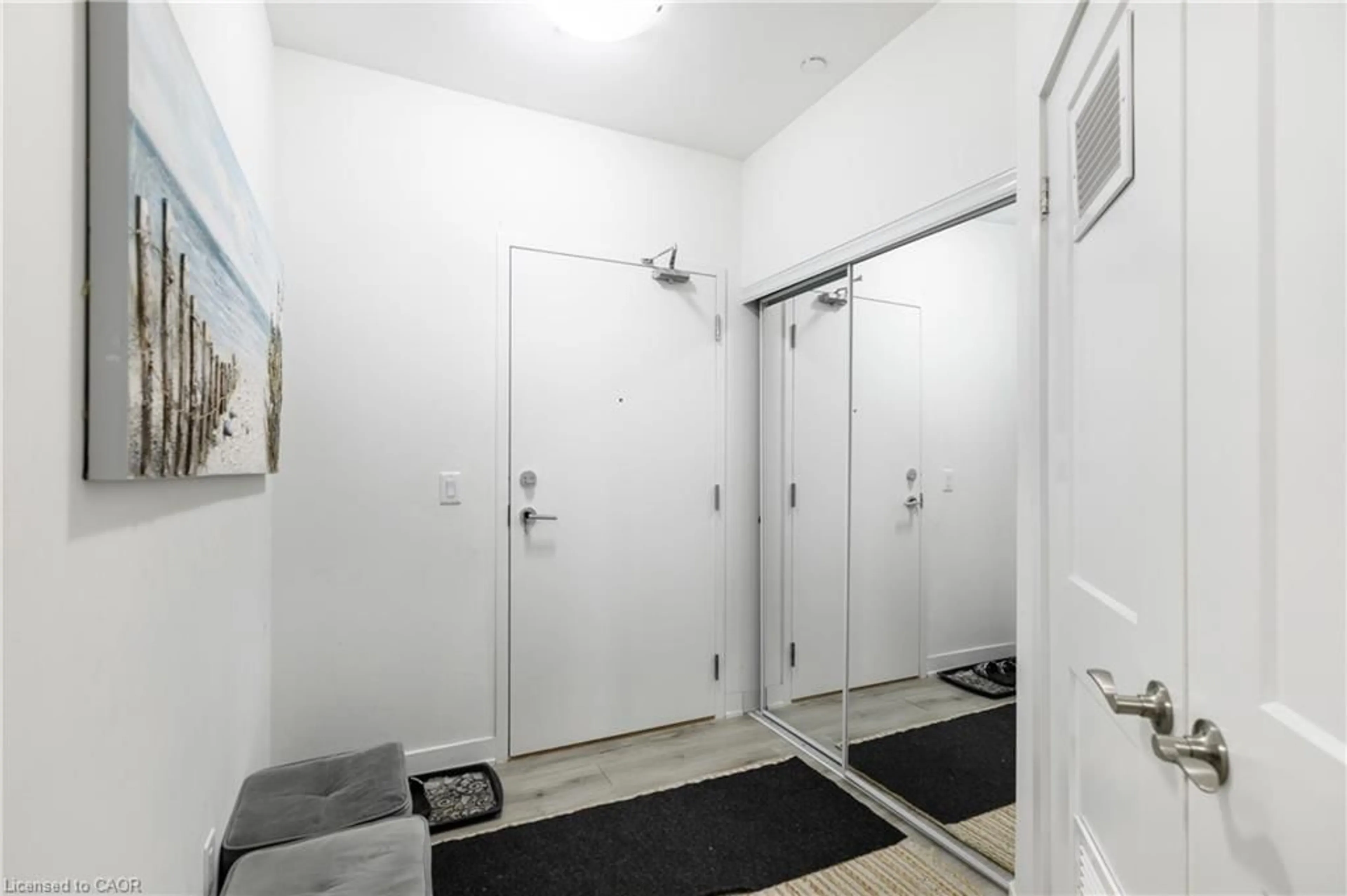 Indoor foyer for 110 Fergus Ave #228, Kitchener Ontario N2A 0K9