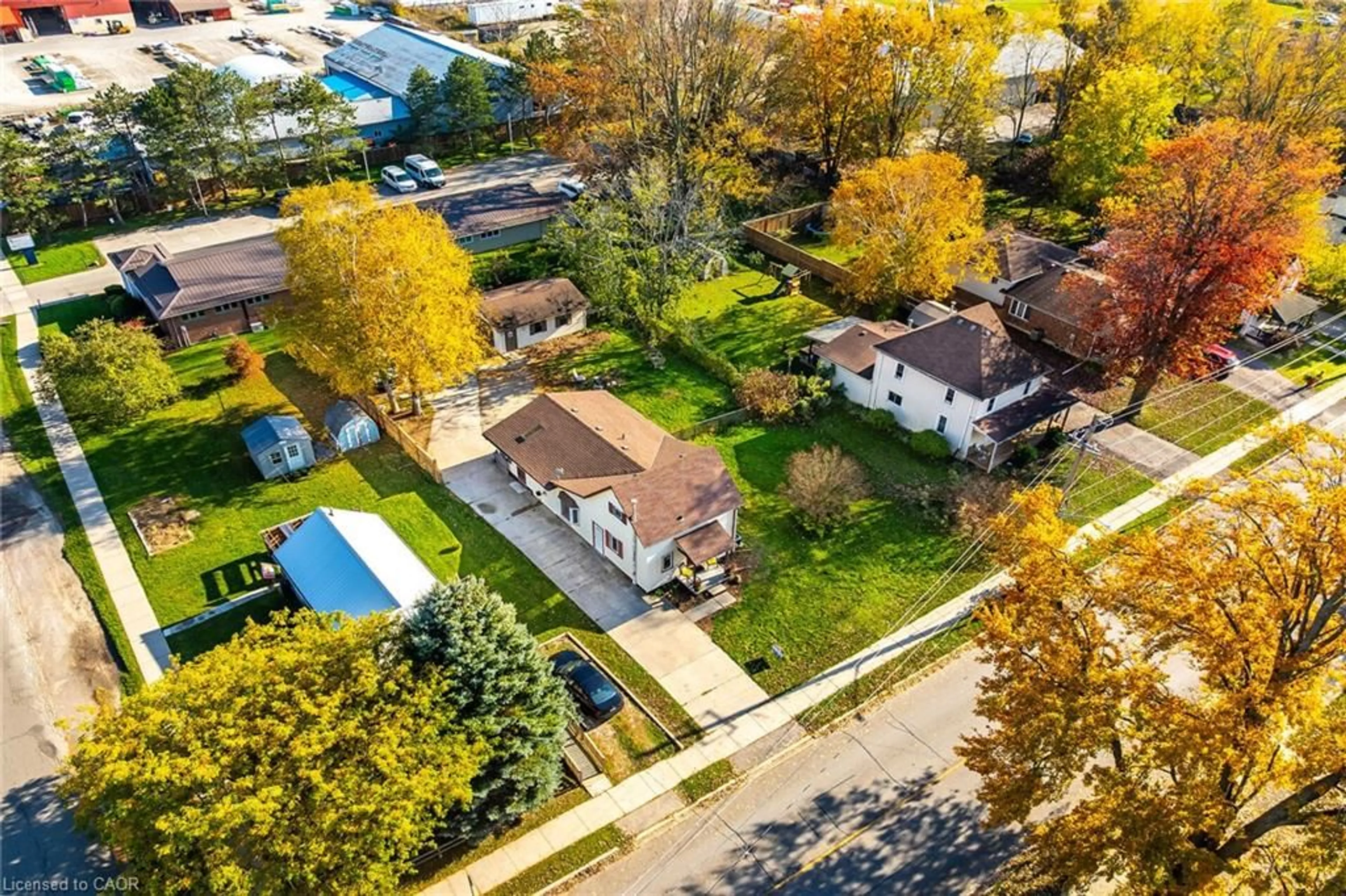 A pic from outside/outdoor area/front of a property/back of a property/a pic from drone, street for 909 Tamarac St, Dunnville Ontario N1A 2E5