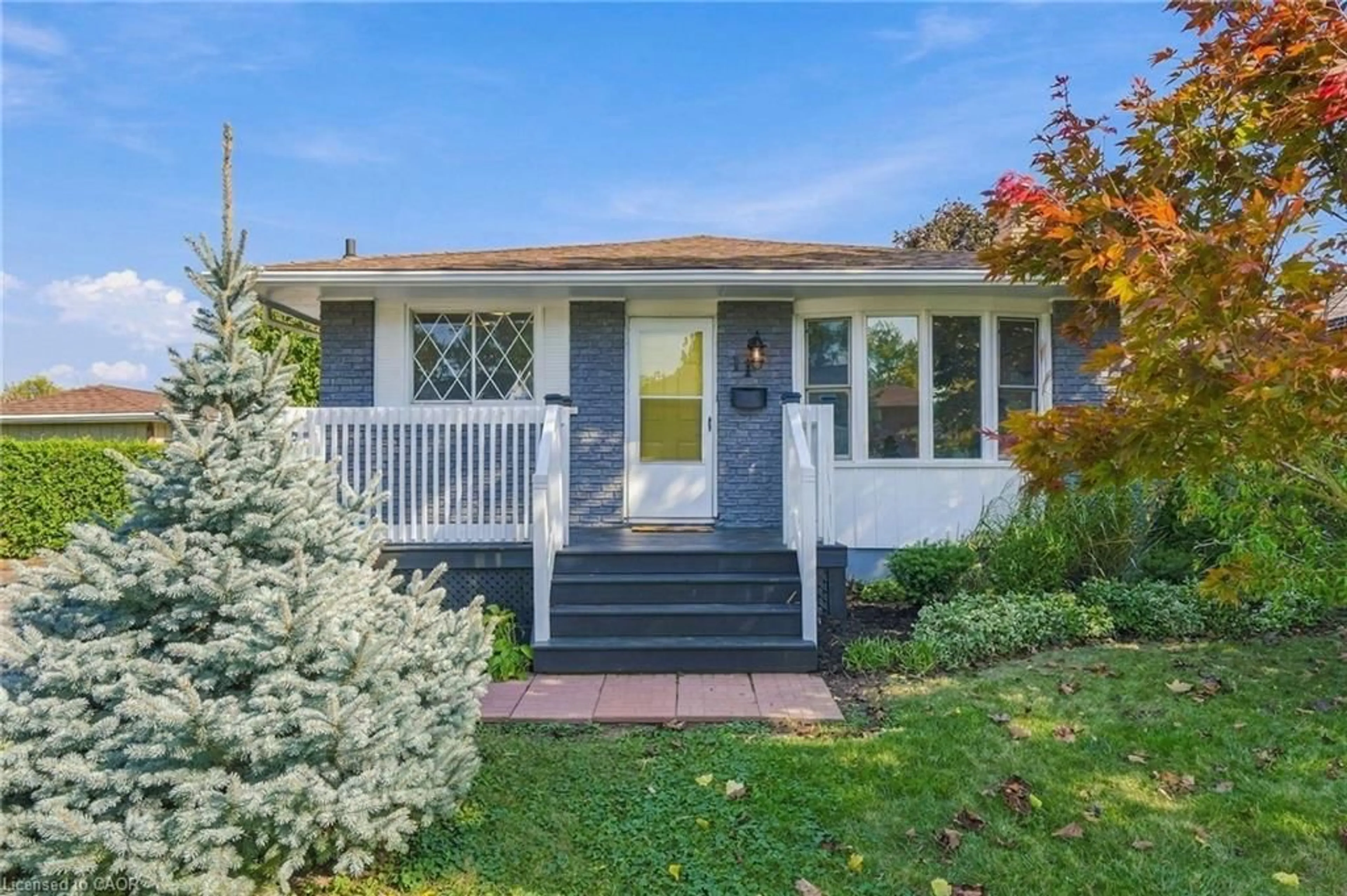 Home with vinyl exterior material, street for 11 Dawn Rd, St. Catharines Ontario L2N 4M7