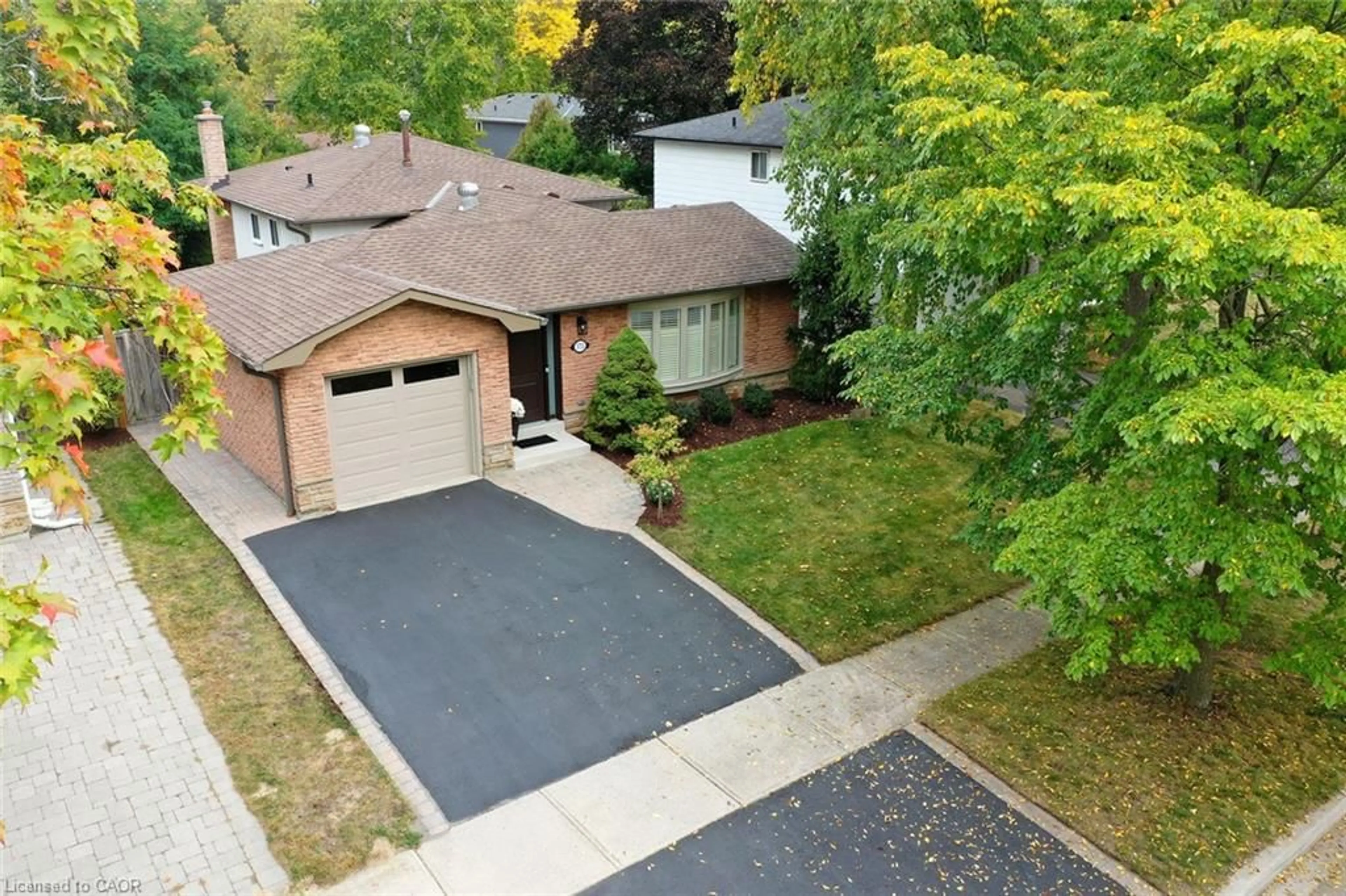 A pic from outside/outdoor area/front of a property/back of a property/a pic from drone, street for 173 Arichat Rd, Oakville Ontario L6J 5N5