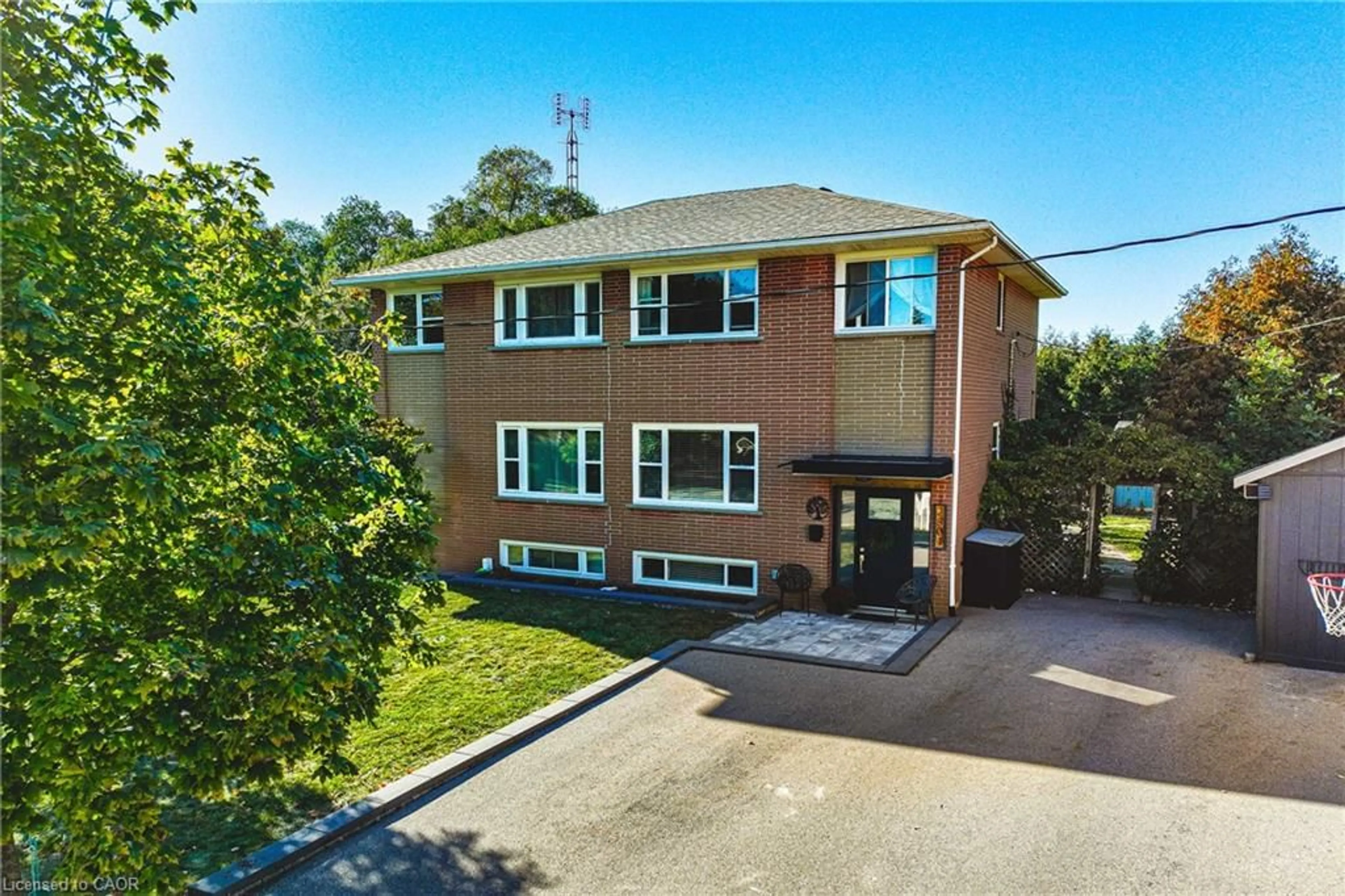 A pic from outside/outdoor area/front of a property/back of a property/a pic from drone, building for 2301 Barclay Rd, Burlington Ontario L7R 2B7