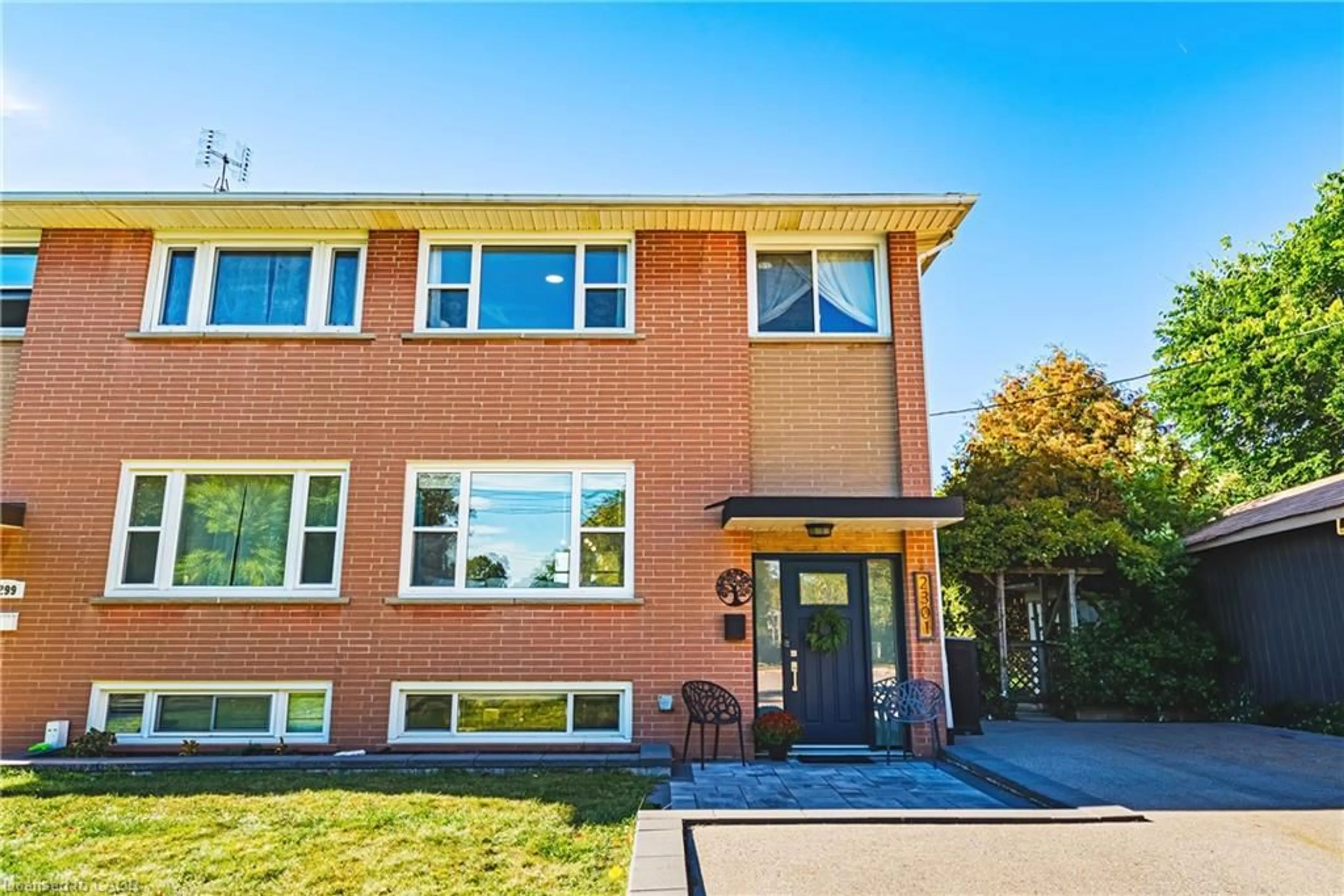 Home with brick exterior material, street for 2301 Barclay Rd, Burlington Ontario L7R 2B7