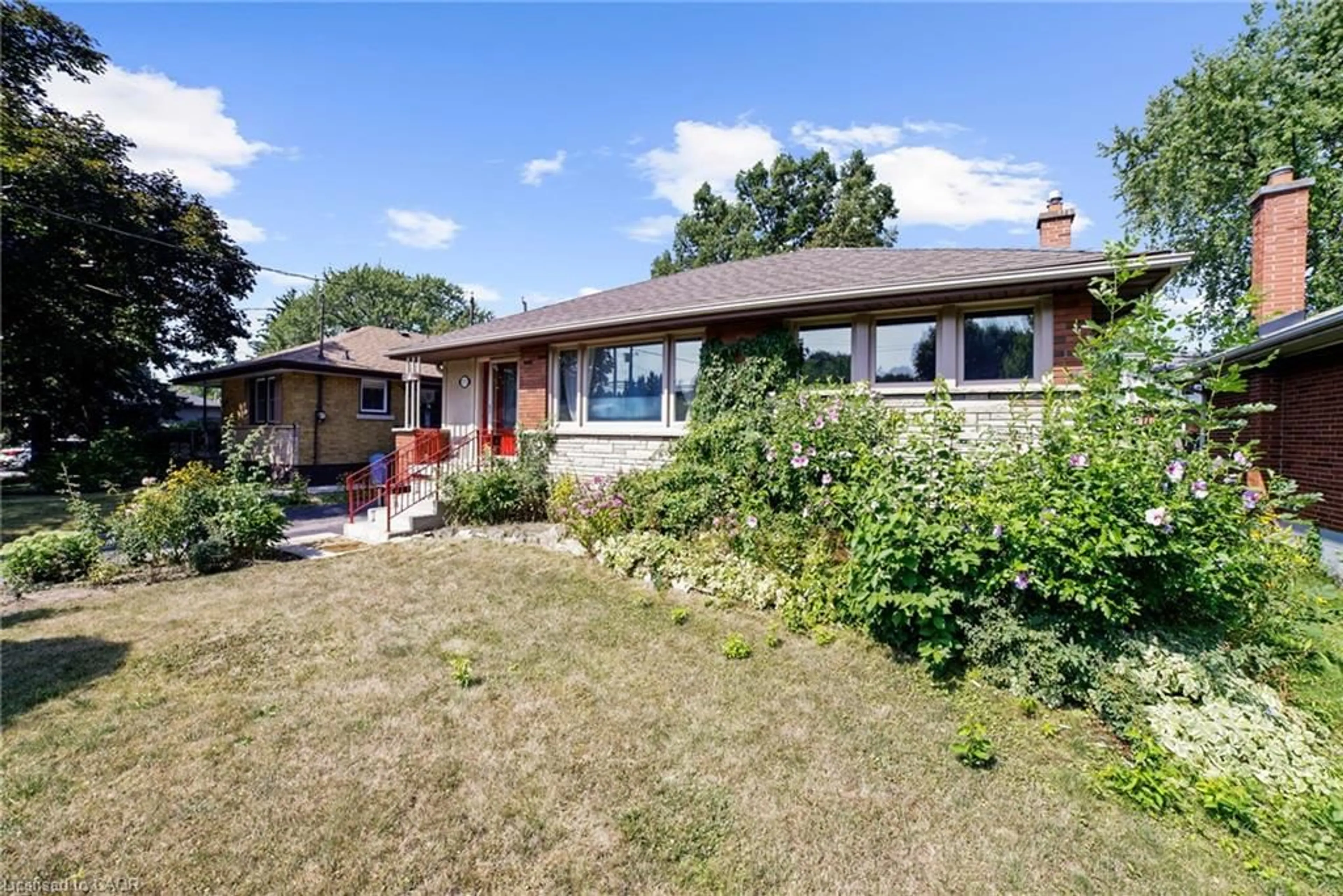 A pic from outside/outdoor area/front of a property/back of a property/a pic from drone, street for 272 Upper Paradise Rd, Hamilton Ontario L9C 5C2