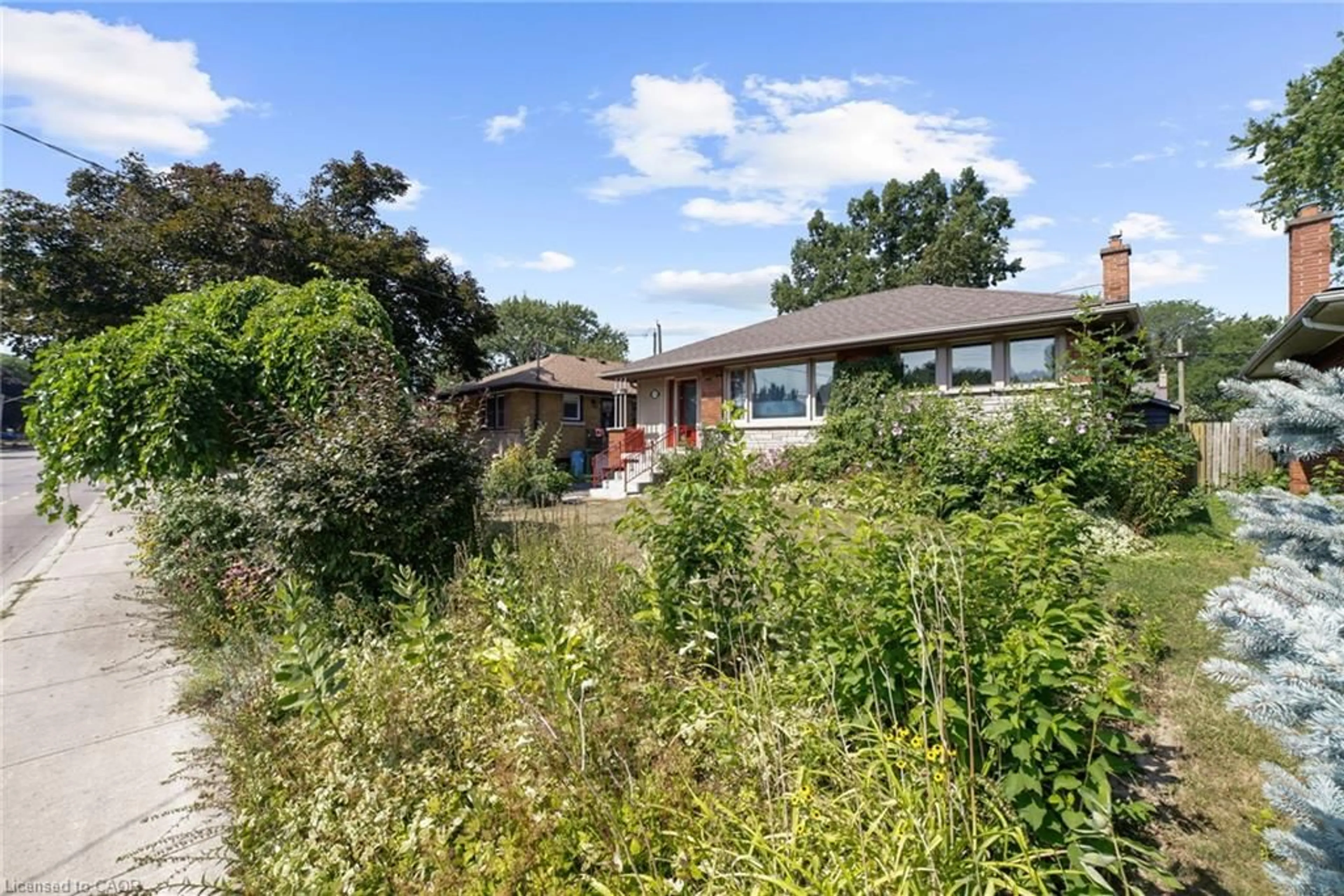 A pic from outside/outdoor area/front of a property/back of a property/a pic from drone, street for 272 Upper Paradise Rd, Hamilton Ontario L9C 5C2