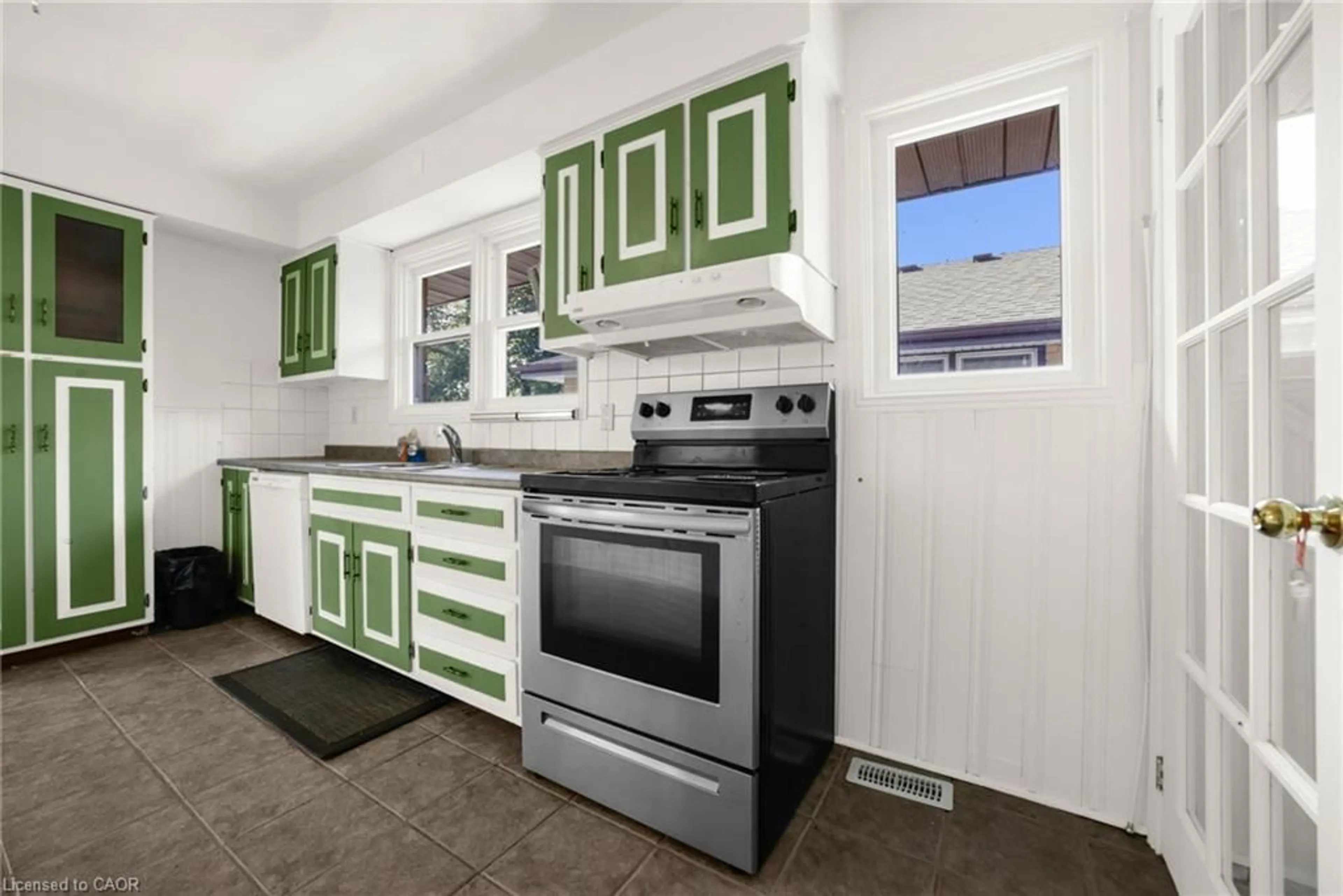 Standard kitchen, unknown for 272 Upper Paradise Rd, Hamilton Ontario L9C 5C2