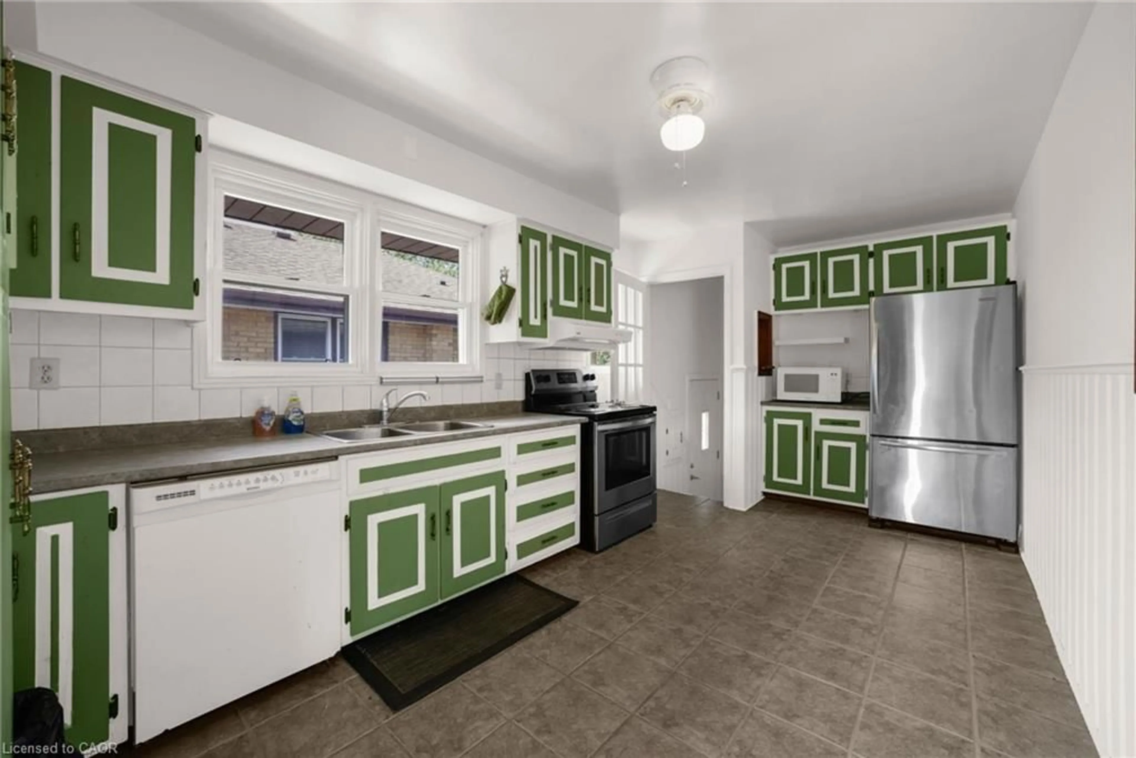 Open concept kitchen, ceramic/tile floor for 272 Upper Paradise Rd, Hamilton Ontario L9C 5C2