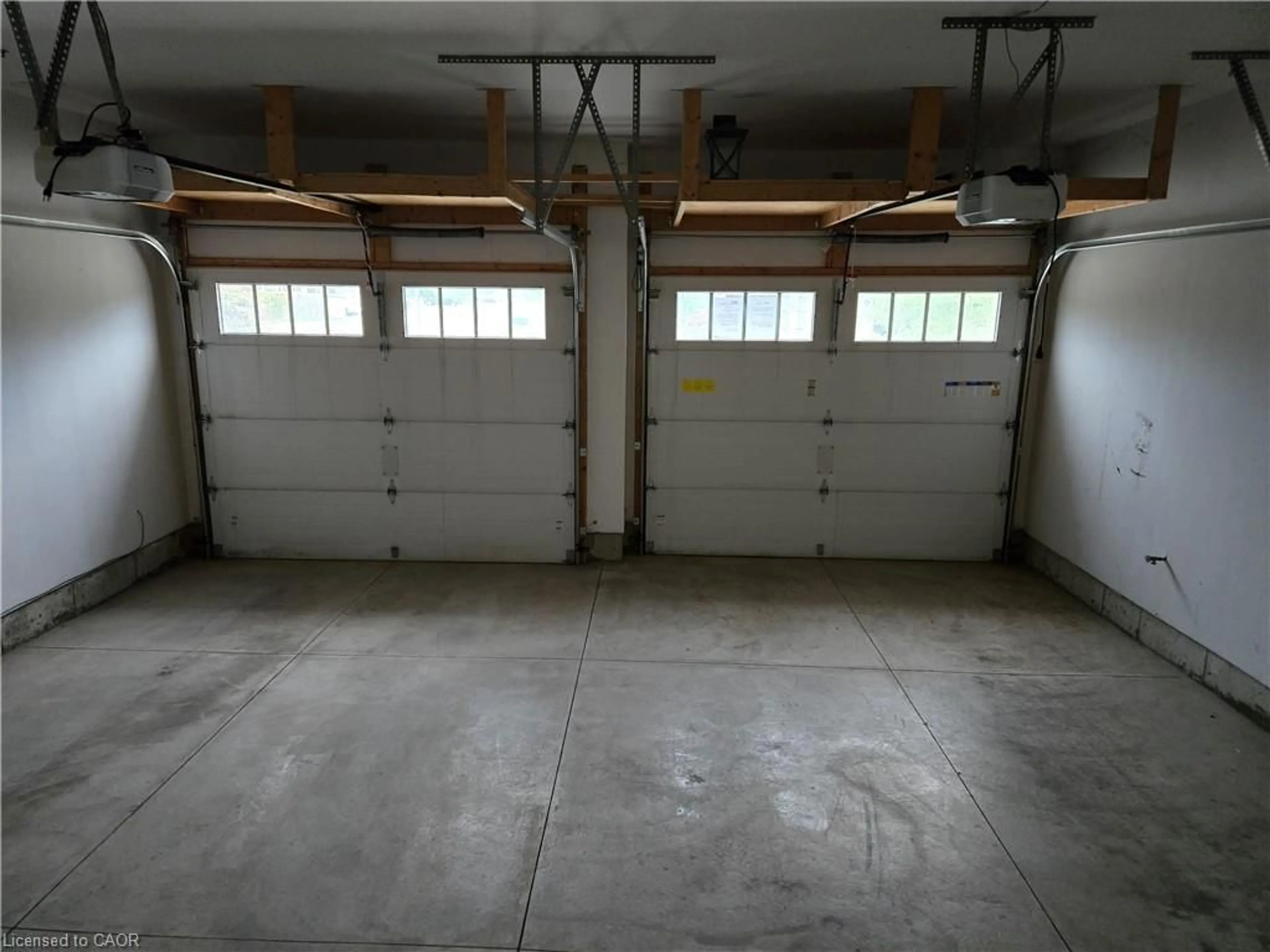 Indoor garage for 132 Lametti Dr, Fonthill Ontario L0S 1E6