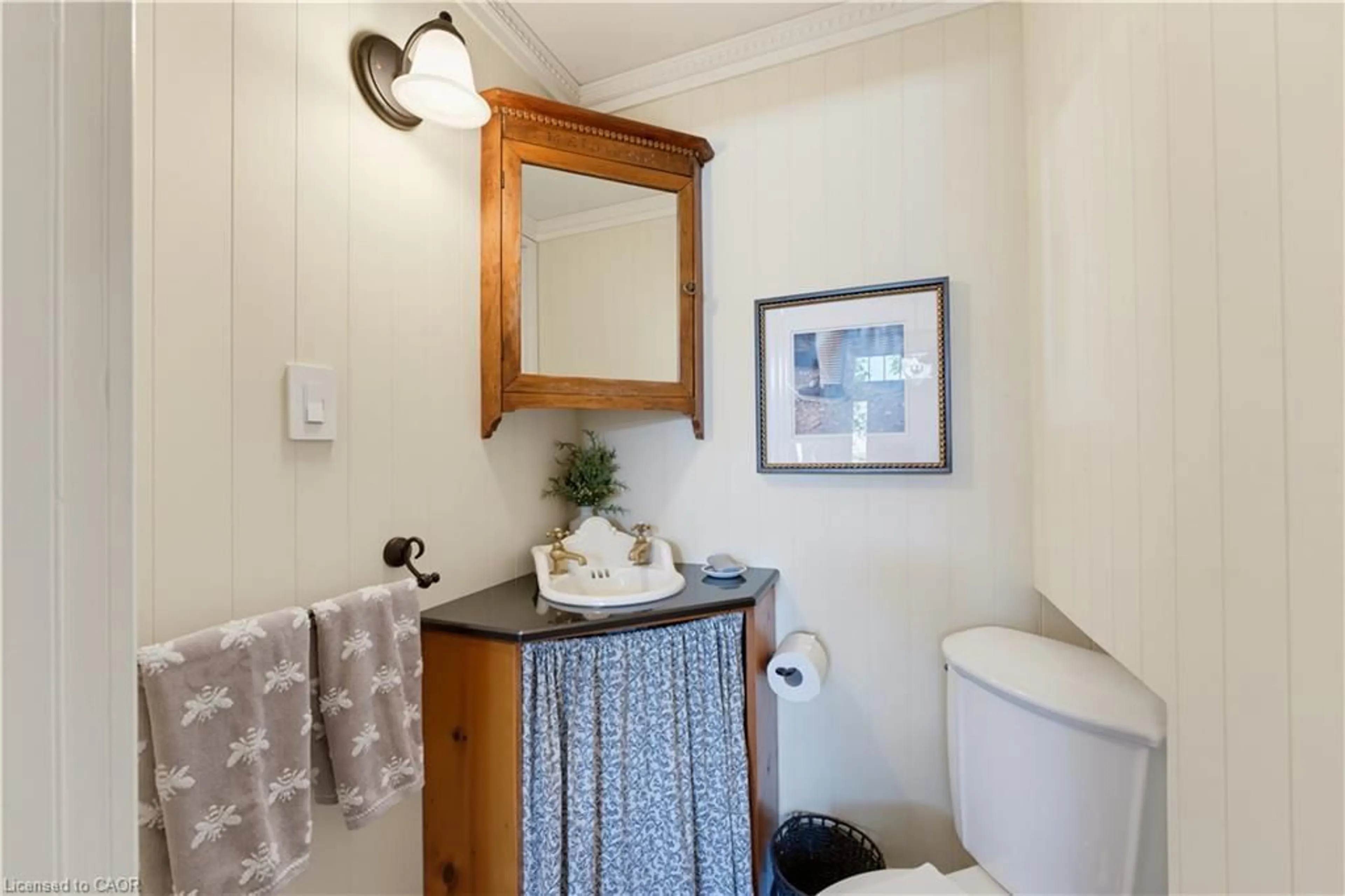 Standard bathroom, ceramic/tile floor for 1719 Powerline Rd, Ancaster Ontario L0R 1T90