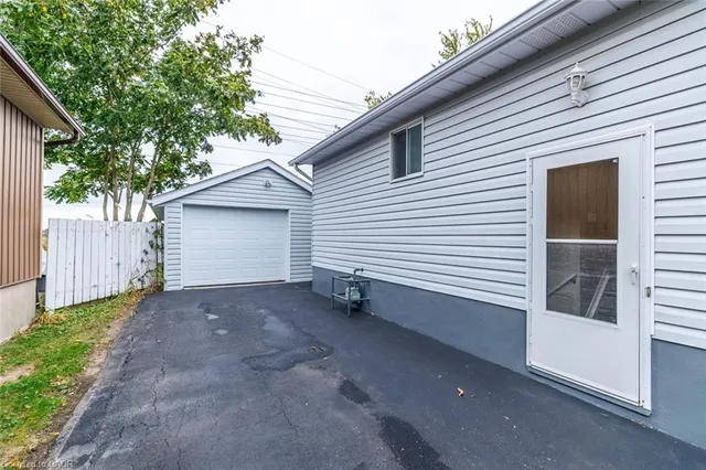 27 Chantal Crt, Welland 4