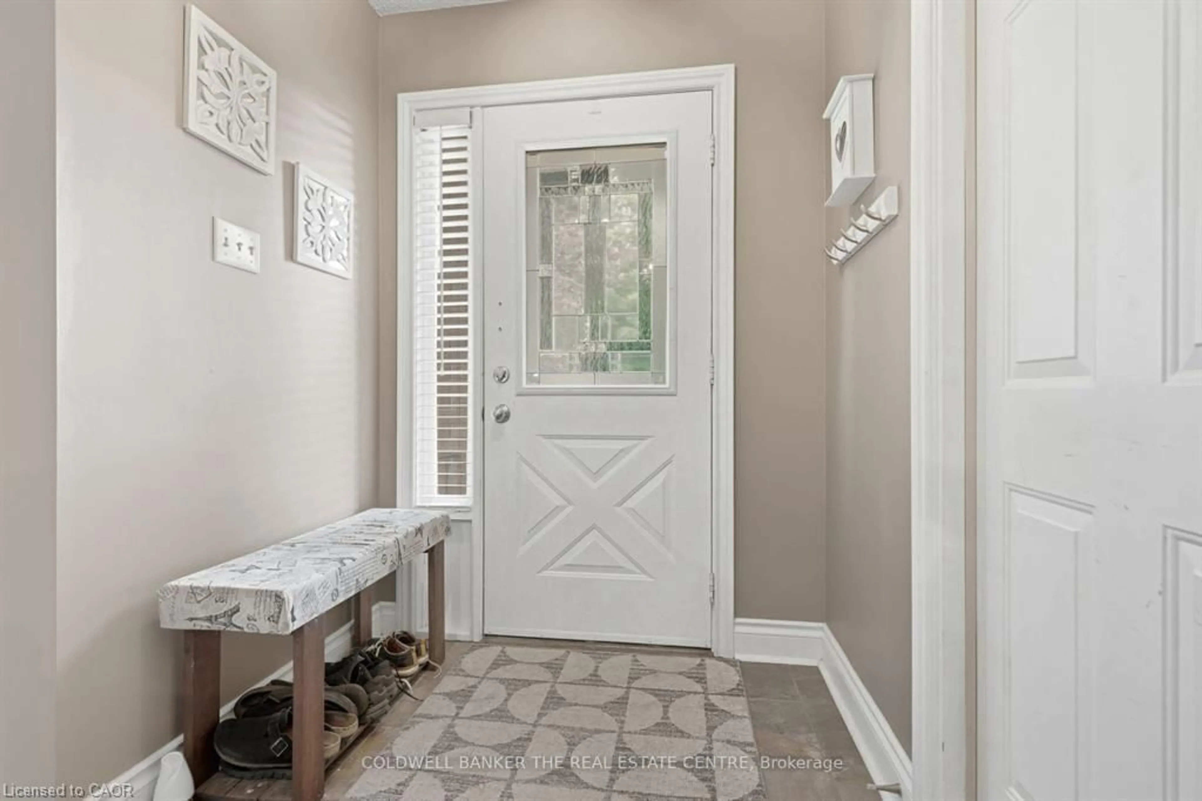 Indoor entryway for 31 Karsh Cres, Waterdown Ontario L0R 2H5