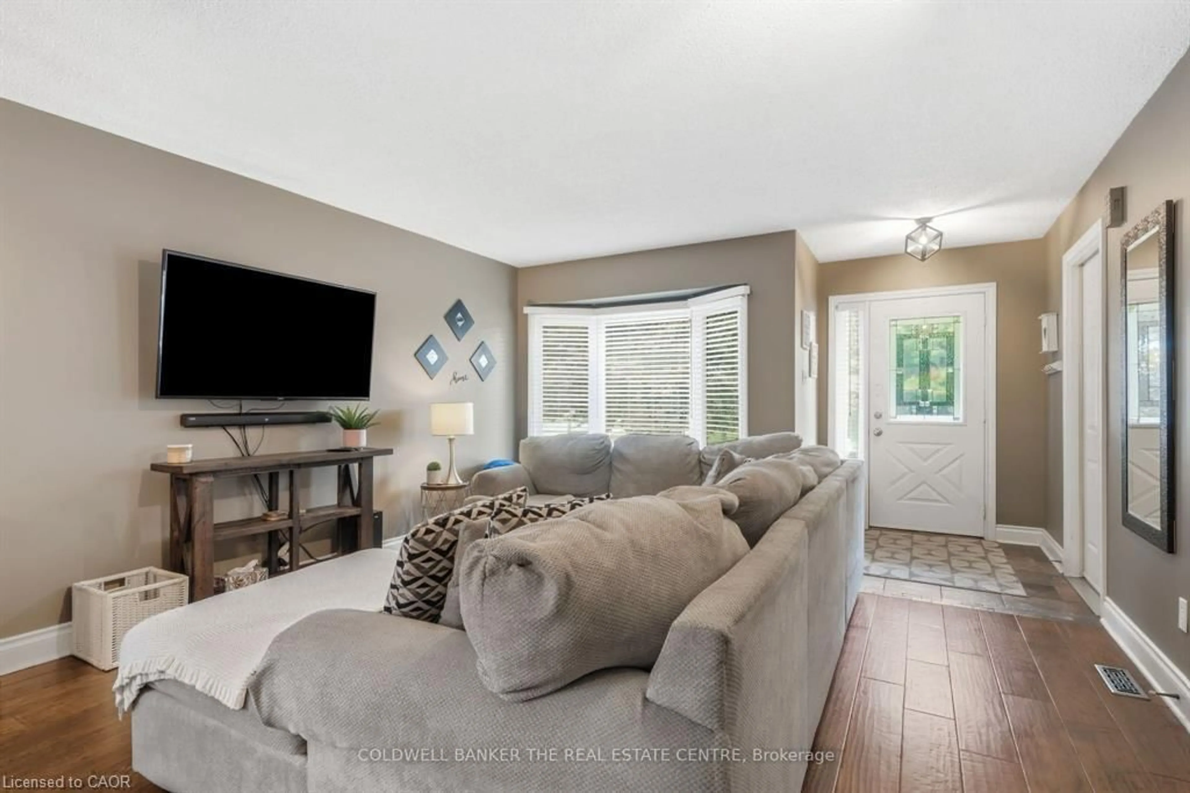 Living room with furniture, unknown for 31 Karsh Cres, Waterdown Ontario L0R 2H5
