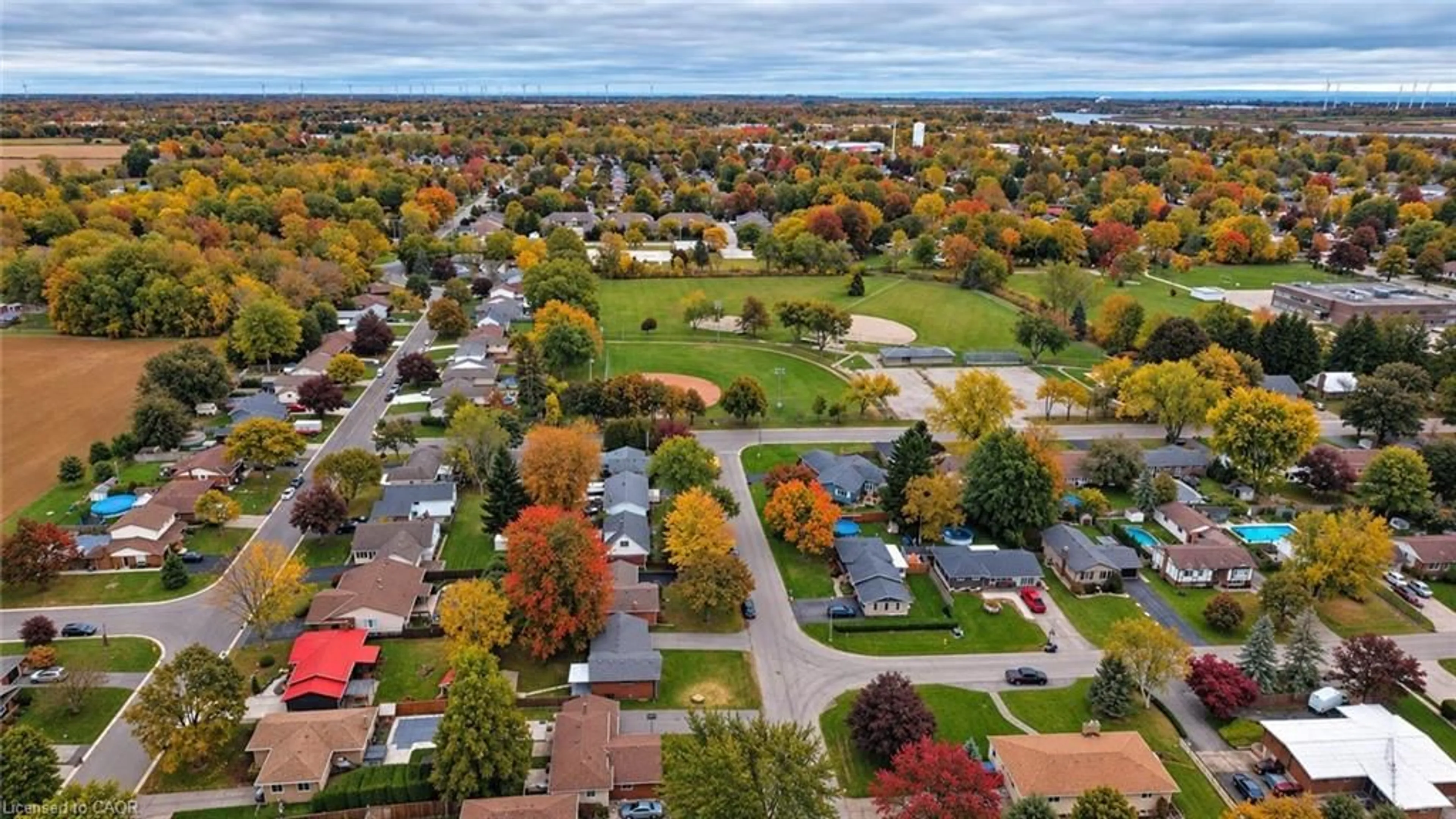 A pic from outside/outdoor area/front of a property/back of a property/a pic from drone, street for 301 Brookfield Blvd, Dunnville Ontario N1A 1A7