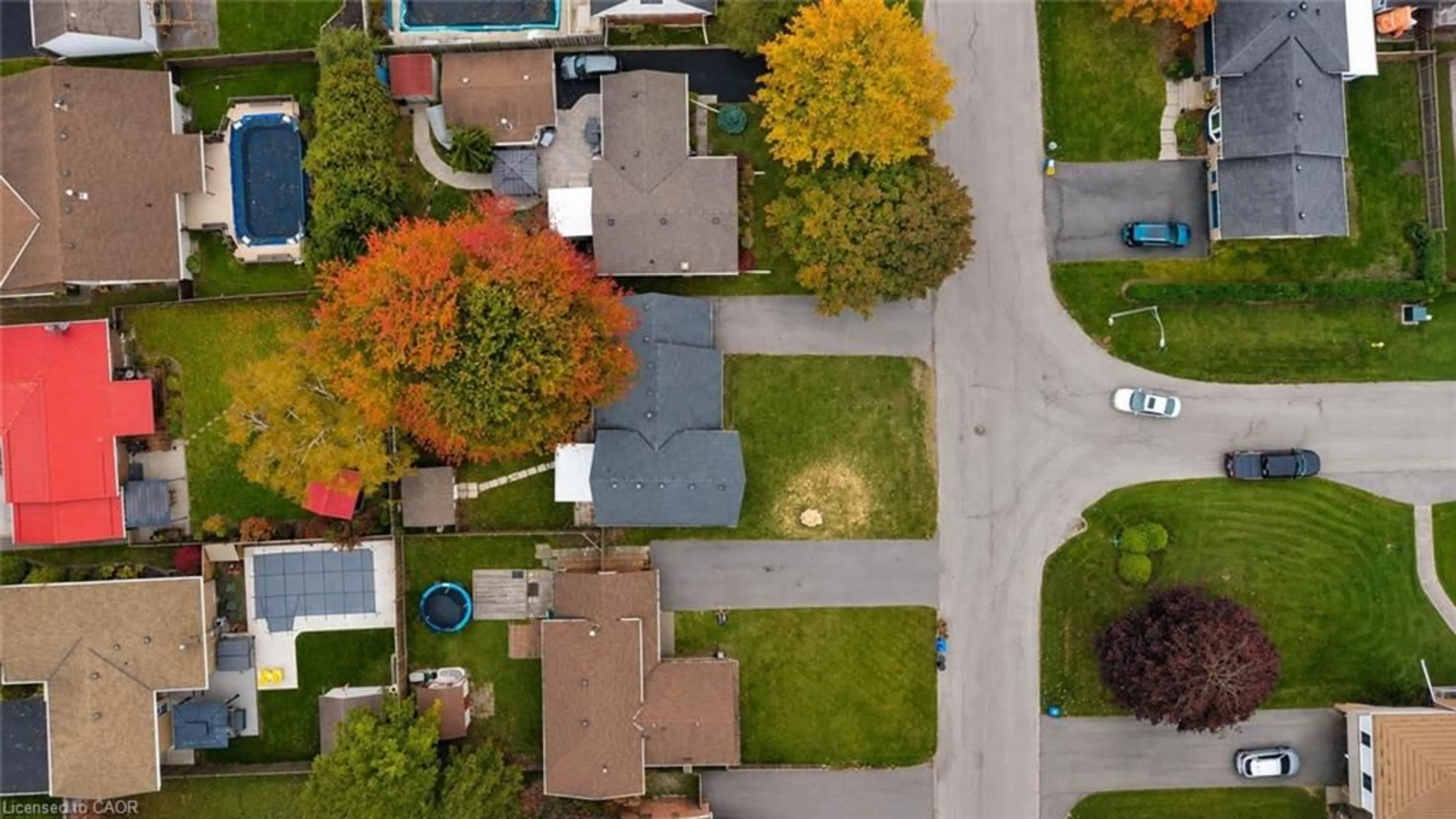 A pic from outside/outdoor area/front of a property/back of a property/a pic from drone, street for 301 Brookfield Blvd, Dunnville Ontario N1A 1A7