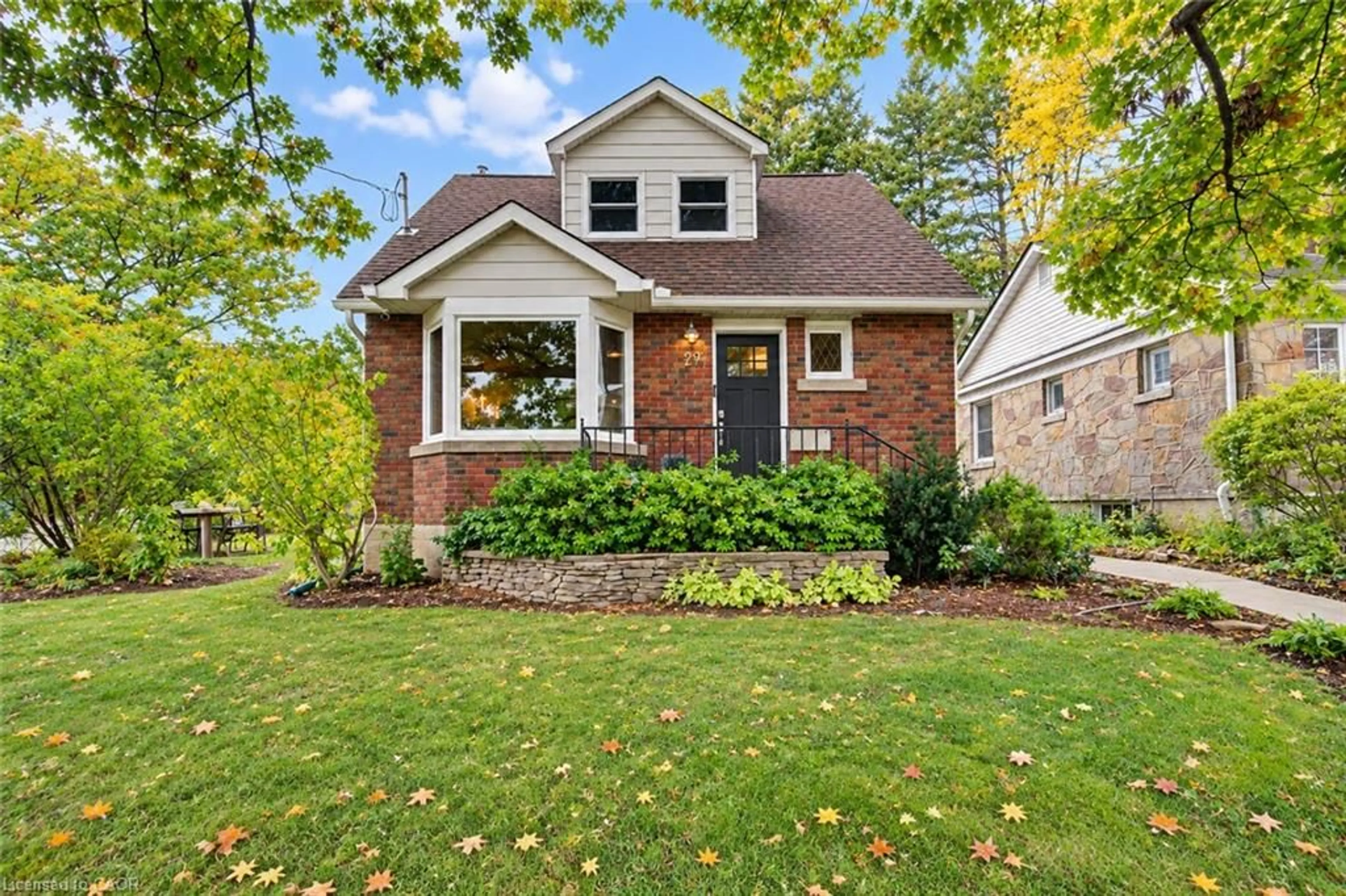 Home with brick exterior material, street for 40 Forest Rd, Cambridge Ontario N1S 3B2