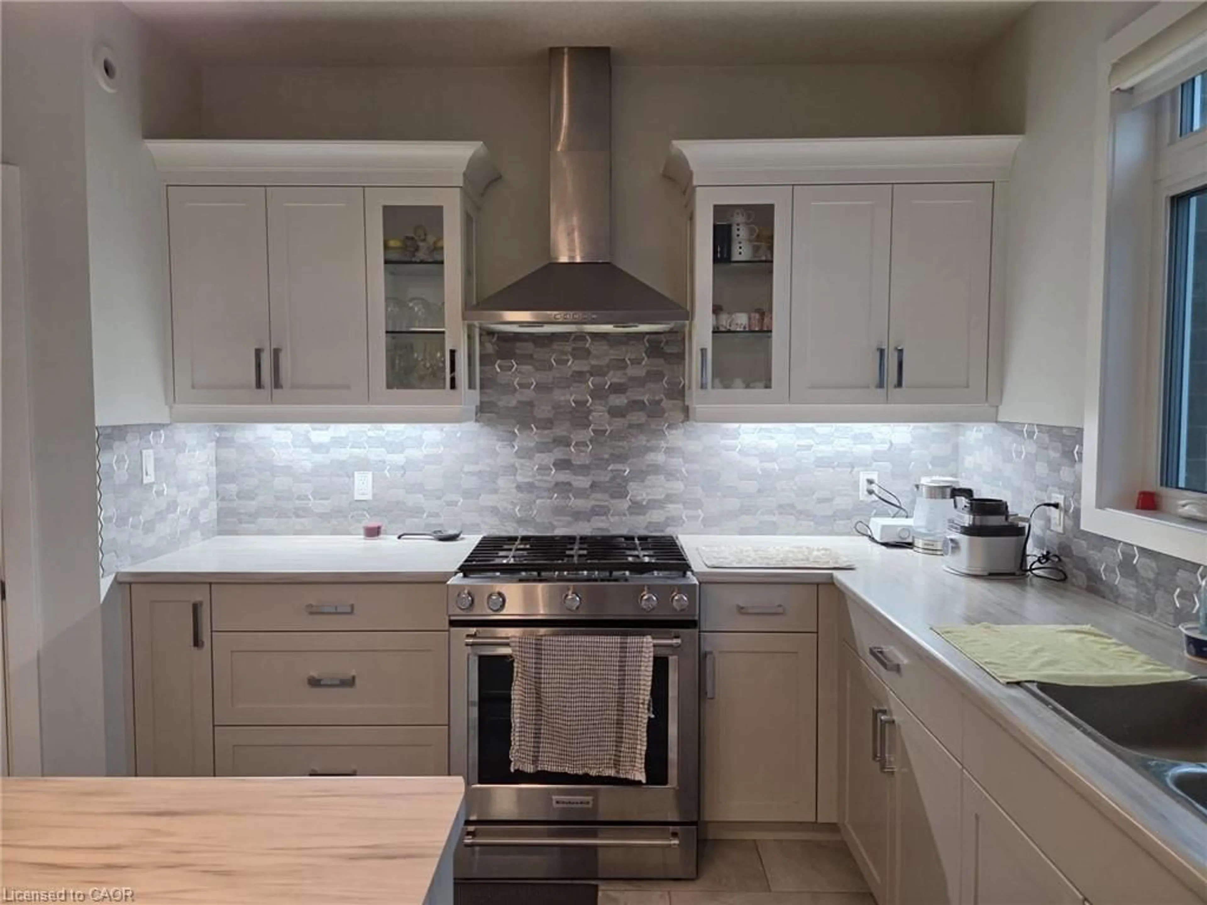 Contemporary kitchen, ceramic/tile floor for 6 Feathers Cross, St. Thomas Ontario N5R 0M4