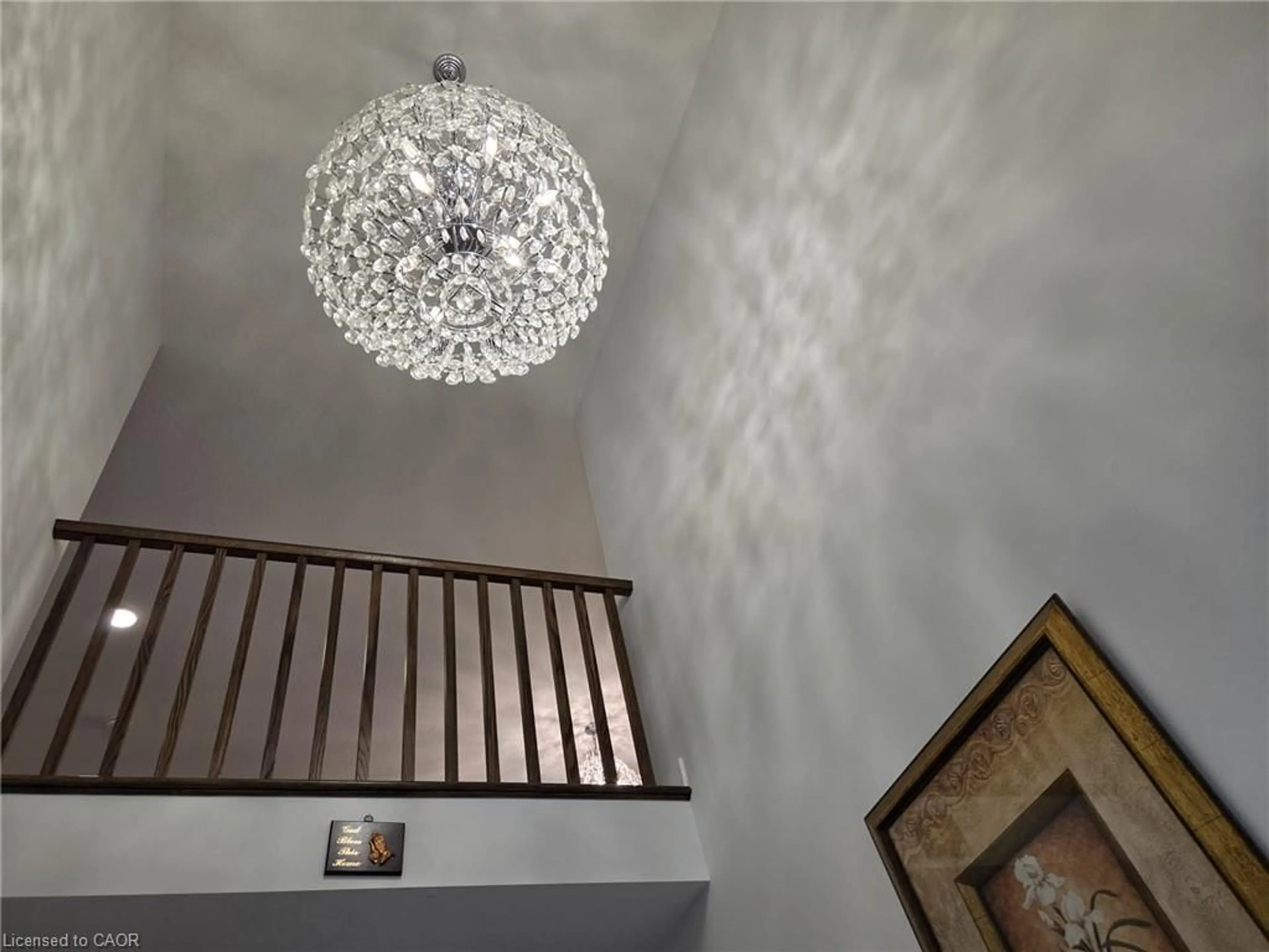 Indoor foyer for 6 Feathers Cross, St. Thomas Ontario N5R 0M4