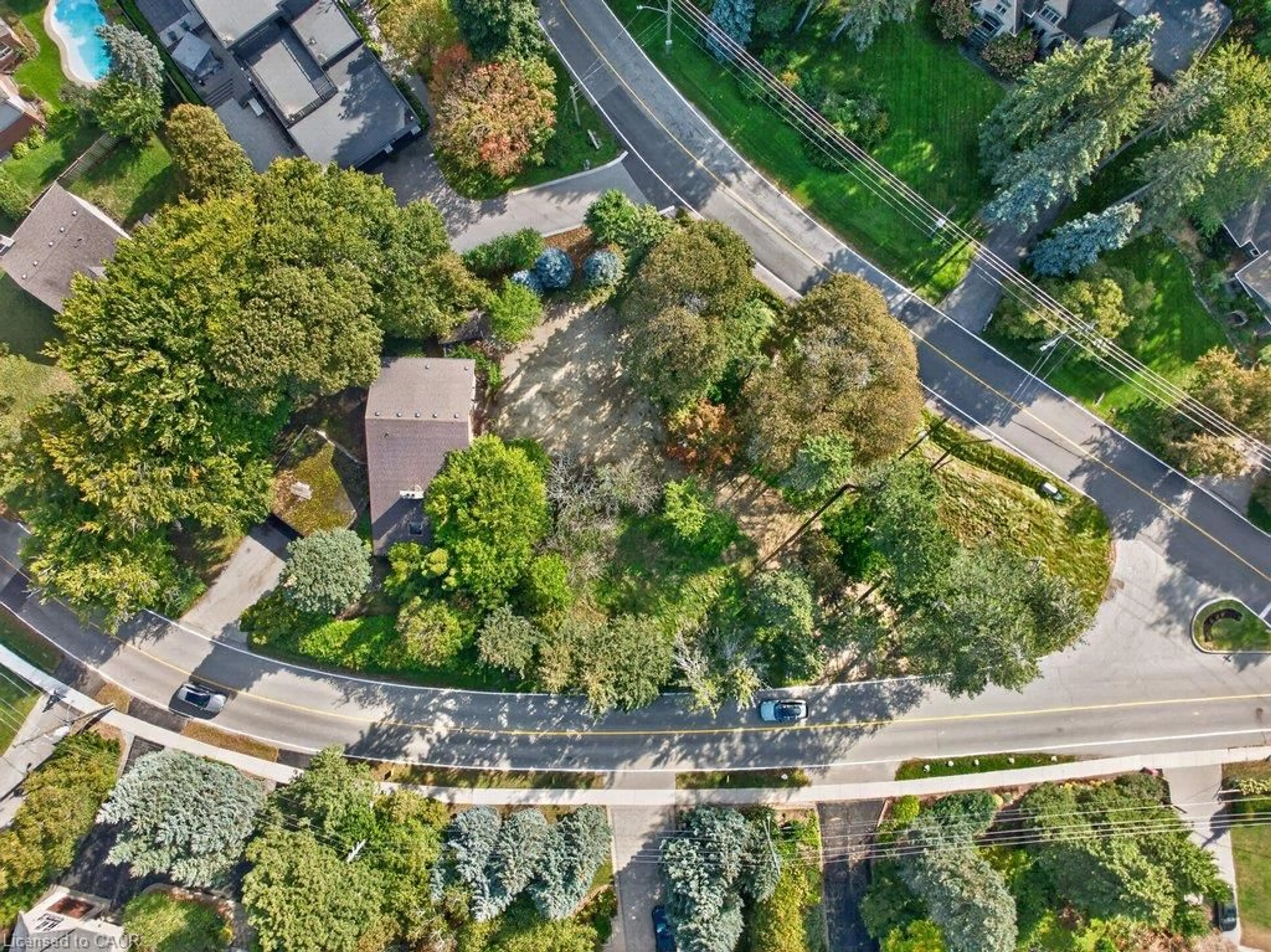 A pic from outside/outdoor area/front of a property/back of a property/a pic from drone, street for 630 Bob-O-Link Rd, Mississauga Ontario L5J 2P4
