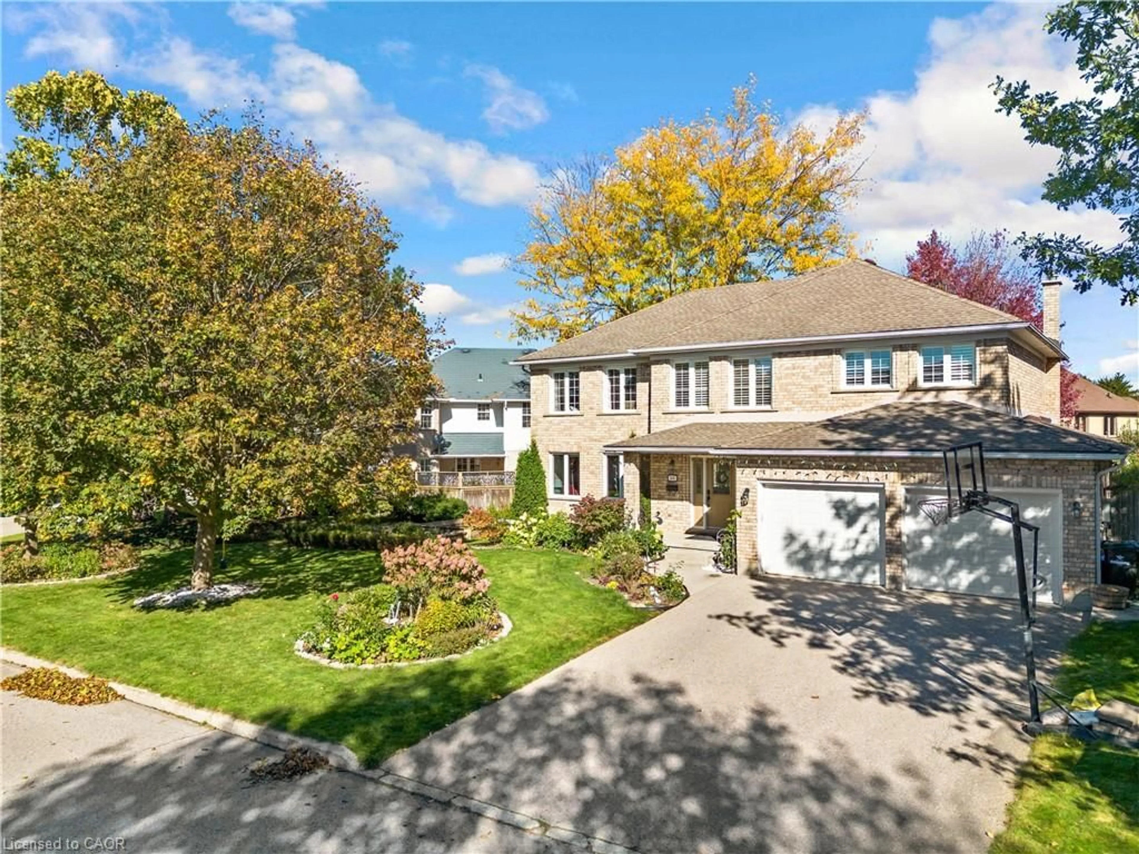 A pic from outside/outdoor area/front of a property/back of a property/a pic from drone, street for 548 Sandbrooke Crt, Waterloo Ontario N2T 2H4