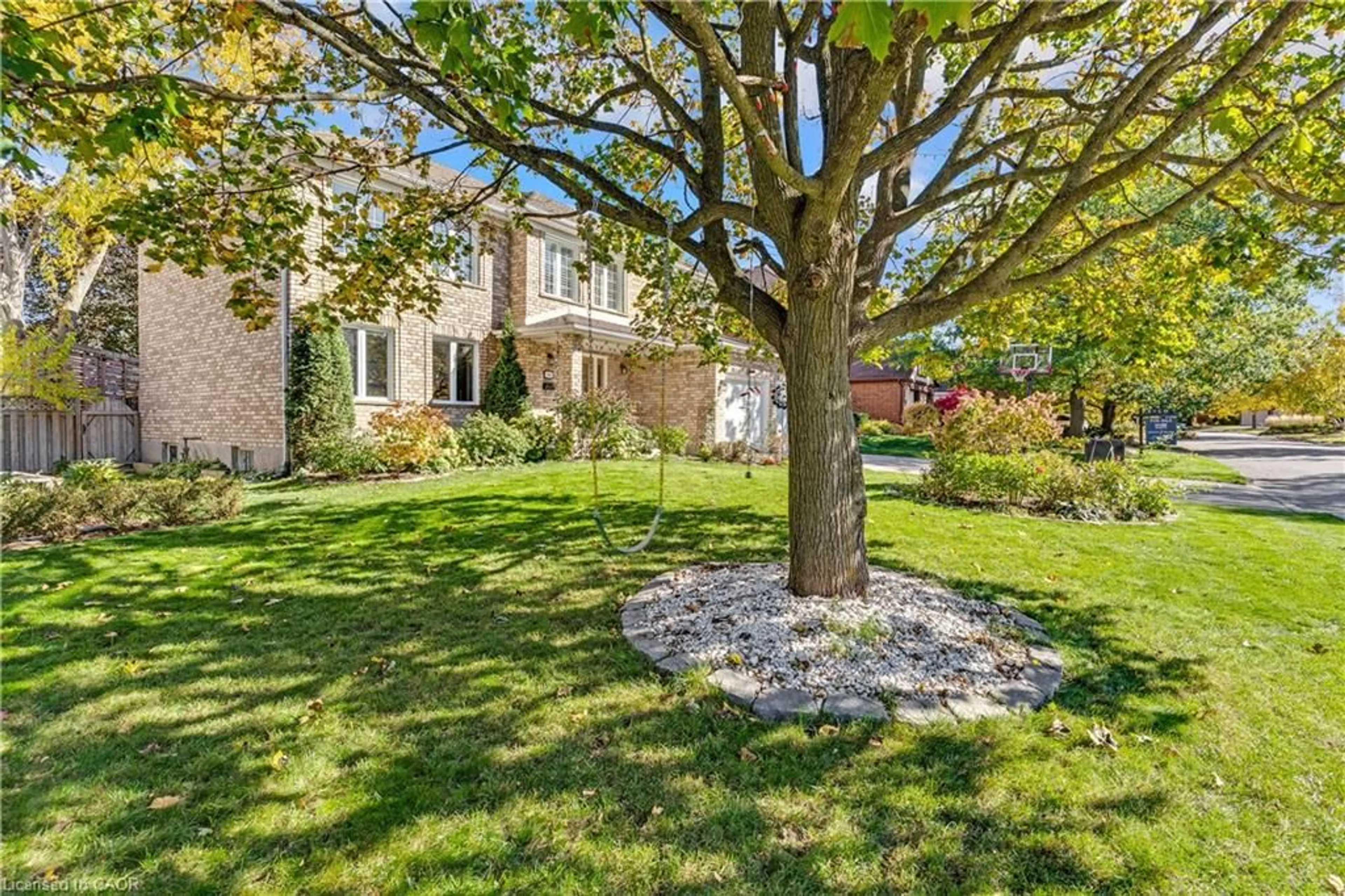 A pic from outside/outdoor area/front of a property/back of a property/a pic from drone, street for 548 Sandbrooke Crt, Waterloo Ontario N2T 2H4