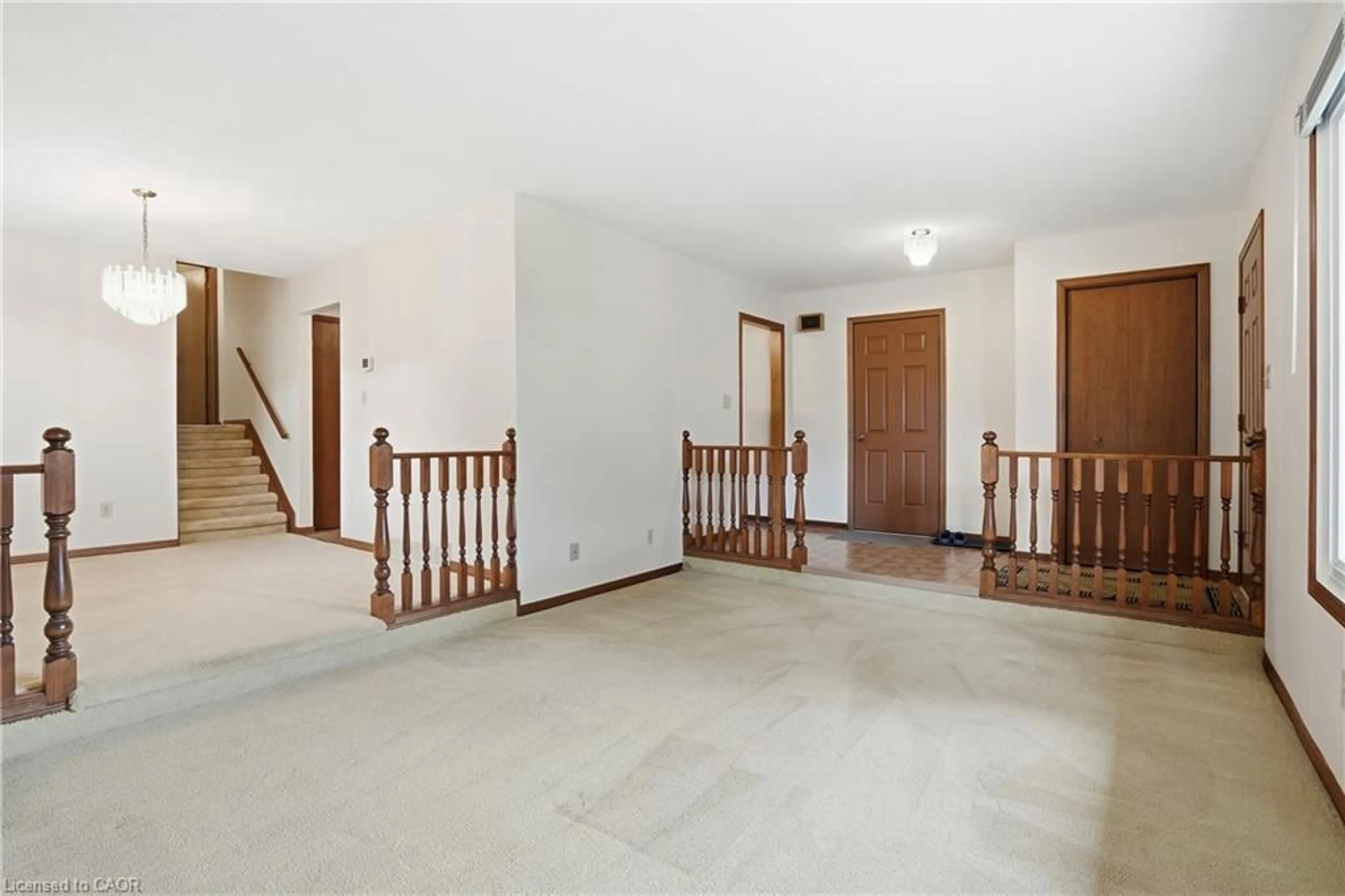 Indoor foyer for 84 Larchwood Cir, Welland Ontario L3C 6T3