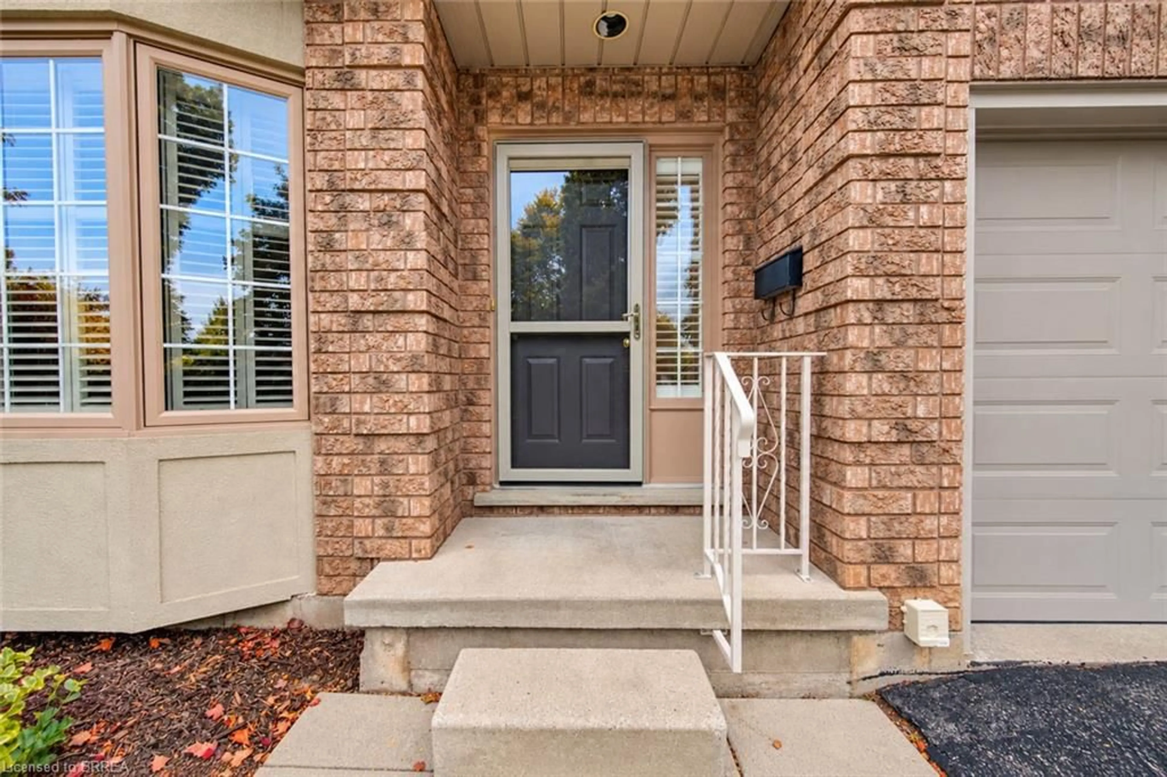 Indoor entryway for 10 Courtland Dr #1, Brantford Ontario N3R 7Y2