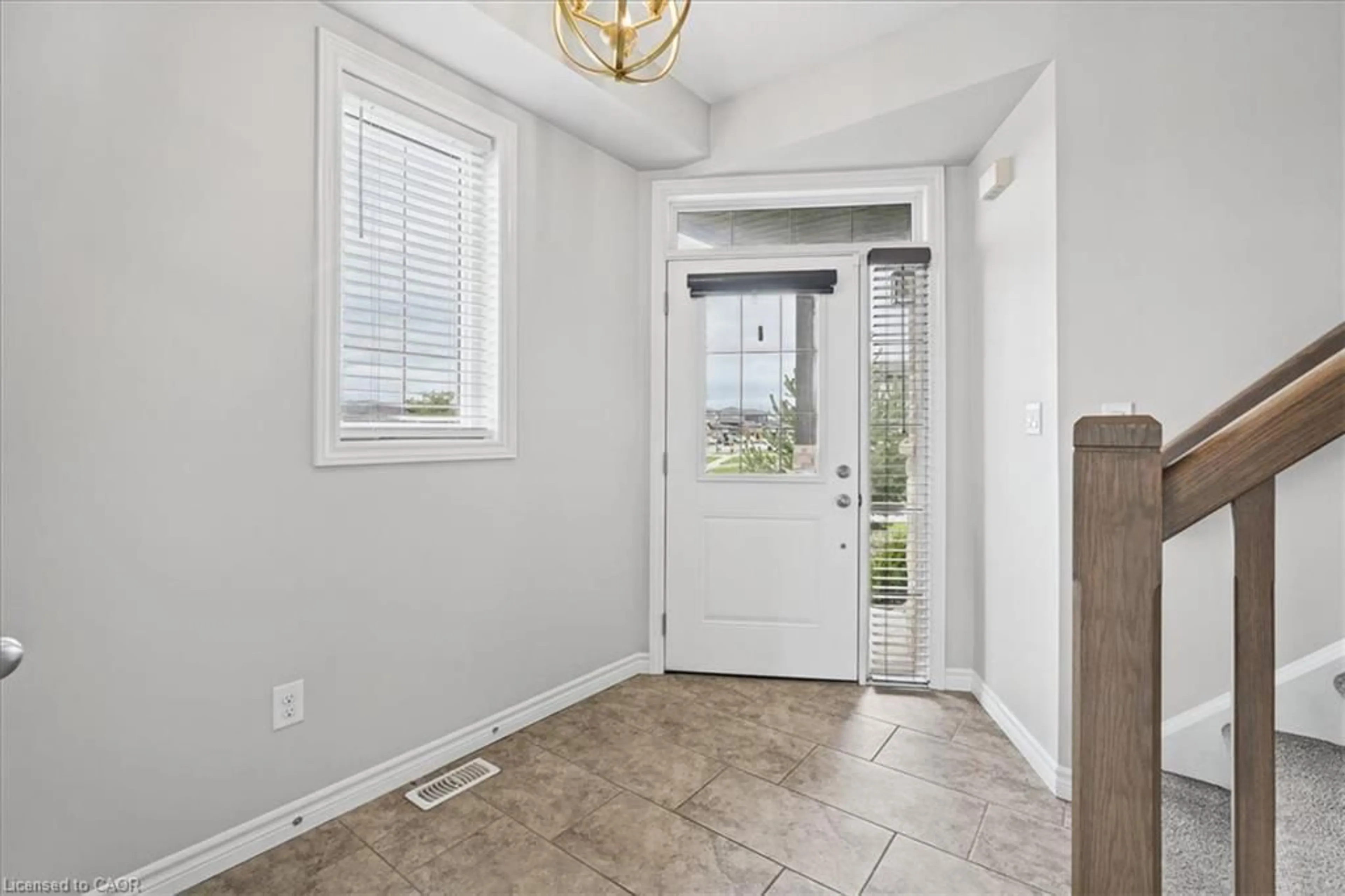 Indoor entryway for 100 Links Cres, Woodstock Ontario N4T 0K7