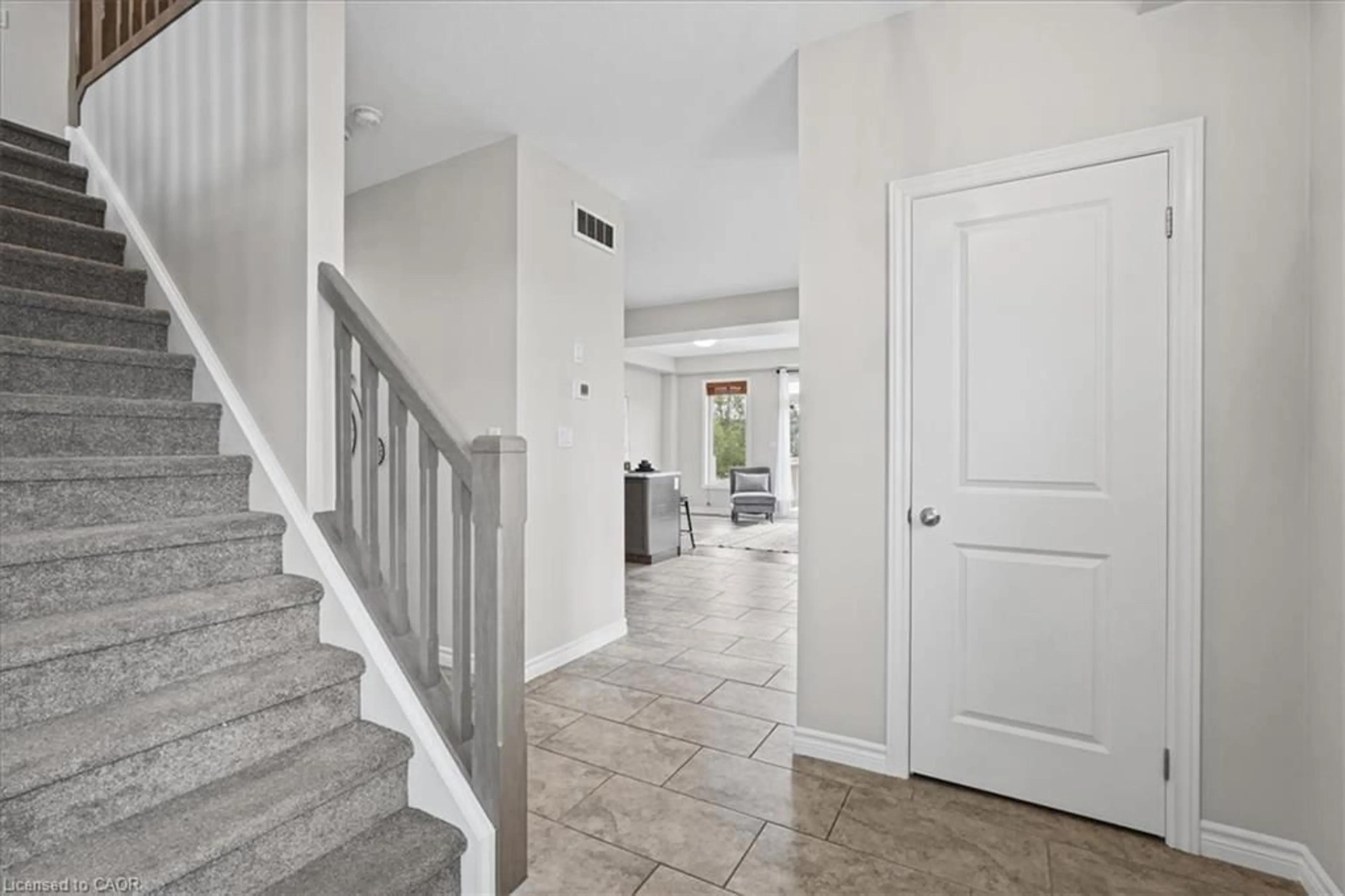 Indoor entryway for 100 Links Cres, Woodstock Ontario N4T 0K7