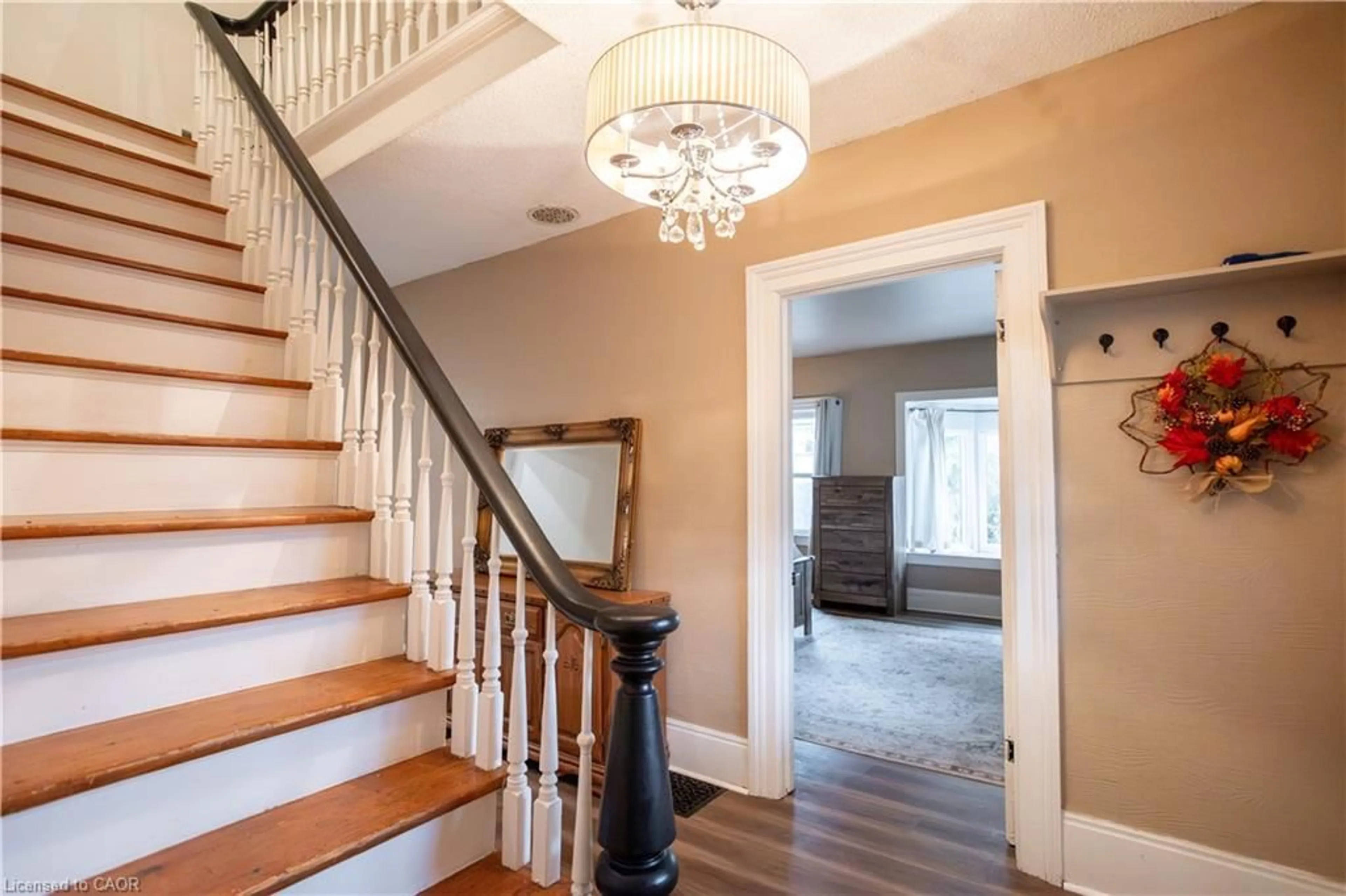 Indoor entryway for 113 Main St, Waterford Ontario N0E 1Y0
