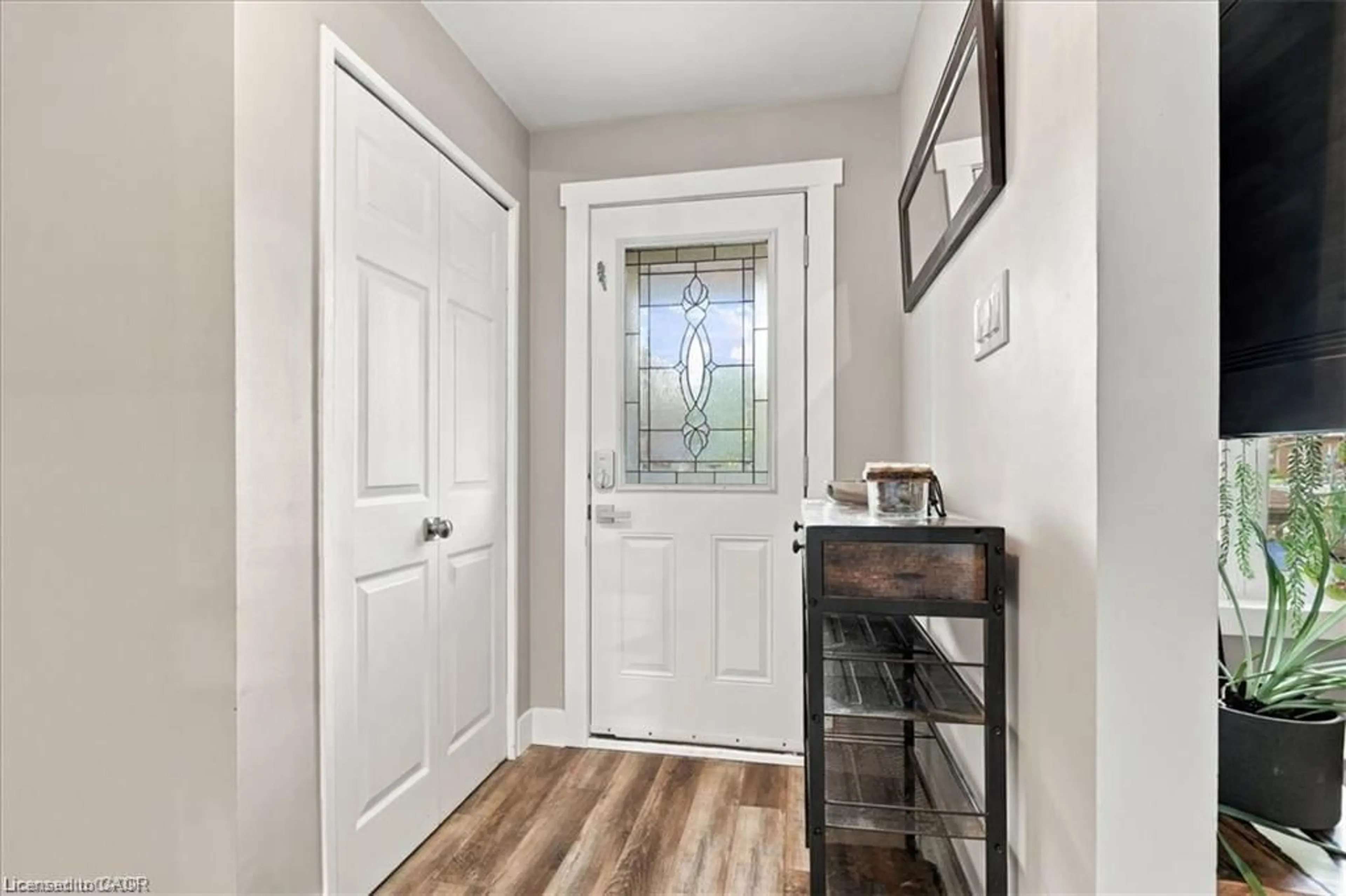 Indoor entryway for 18 Forest Glen Crt, Kitchener Ontario N2N 1E2